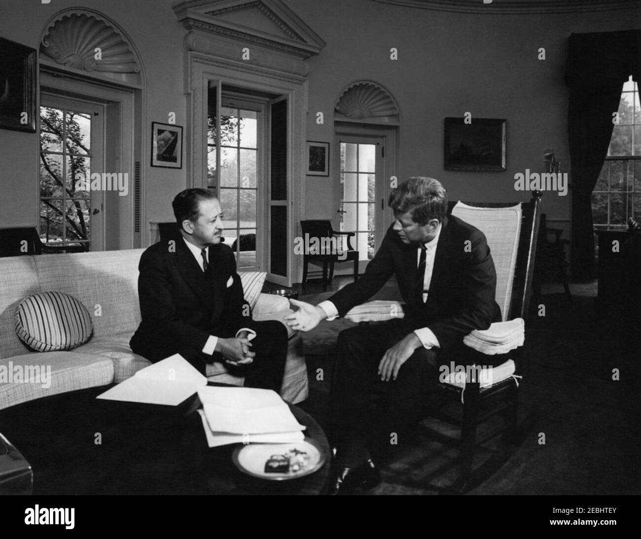 Treffen mit dem Botschafter Kolumbiens, Carlos Sanz de Santamaria, 12:10pm Uhr. Präsident John F. Kennedy (im Schaukelstuhl) trifft sich mit Botschafter von Kolumbien, Carlos Sanz de Santamaru00eda. Oval Office, White House, Washington, D.C. Stockfoto