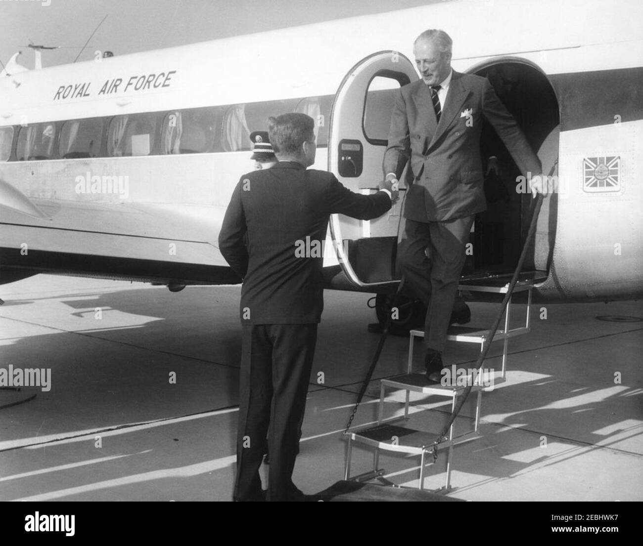 Ankunftszeremonie für Harold Macmillan, Premierminister von Großbritannien, 4:50pm Uhr. Präsident John F. Kennedy schüttelt die Hände mit Premierminister von Großbritannien, Harold Macmillan, nach der Ankunft des Premierministers Ministeru0027s auf der Andrews Air Force Base, Maryland, an Bord eines Flugzeugs der Royal Air Force. Stockfoto