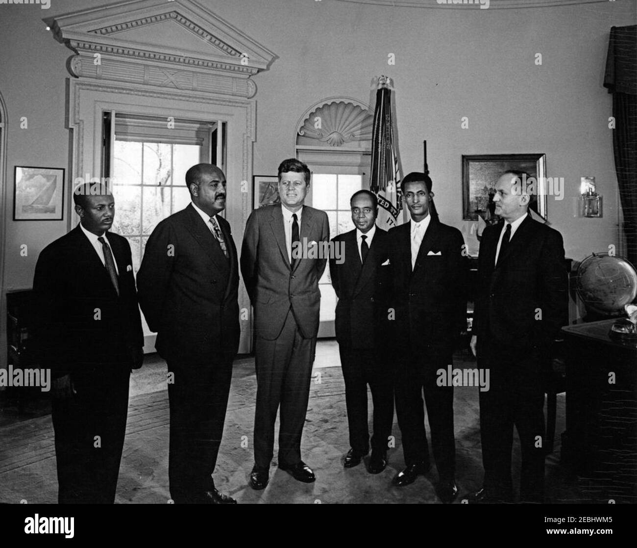 Besuch einer Delegation des Parlaments Äthiopiens, 12:17pm Uhr. Präsident John F. Kennedy besucht mit Mitgliedern des Parlaments von Äthiopien. Von links nach rechts: Chargu00e9 du0027affaires der Botschaft Äthiopiens, Tesfaye Roba; Präsident des Senats Äthiopiens, Dejazmatch Assrate Kassa; Präsident Kennedy; Mitglied des Senats Äthiopiens, Lij Araya Abebe; Mitglied der Abgeordnetenkammer Äthiopiens, ATO Tadele Yigezou; Stellvertretender Staatssekretär für afrikanische Angelegenheiten, J. Wayne Fredericks. Oval Office, White House, Washington, D.C. Stockfoto