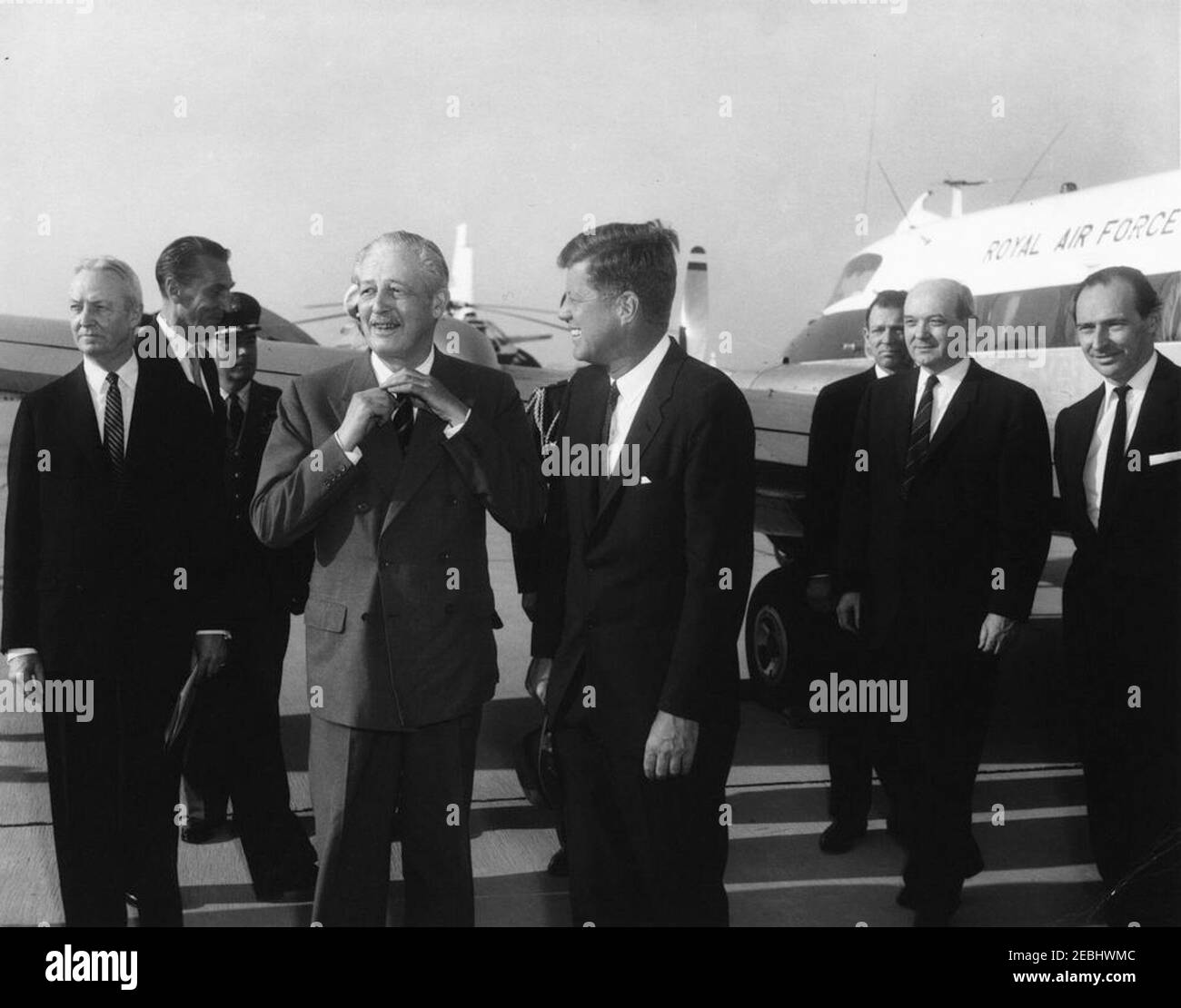 Ankunftszeremonie für Harold Macmillan, Premierminister von Großbritannien, 4:50pm Uhr. Präsident John F. Kennedy steht mit dem britischen Premierminister Harold Macmillan nach der Ankunft des Premierministers Ministeru0027s auf der Andrews Air Force Base, Maryland, an Bord eines Flugzeugs der Royal Air Force. Von links nach rechts: Botschafter der Vereinigten Staaten in Großbritannien, David K. E. Bruce; Minister in der britischen Botschaft, Lord Hood (Viscount Samuel Hood); Air Force Aide to the President, Brigadier General Godfrey T. McHugh (hinten, teilweise versteckt); Premierminister Macmillan; Präsident Kennedy; Assistant Chief of Protocol for visits an Stockfoto