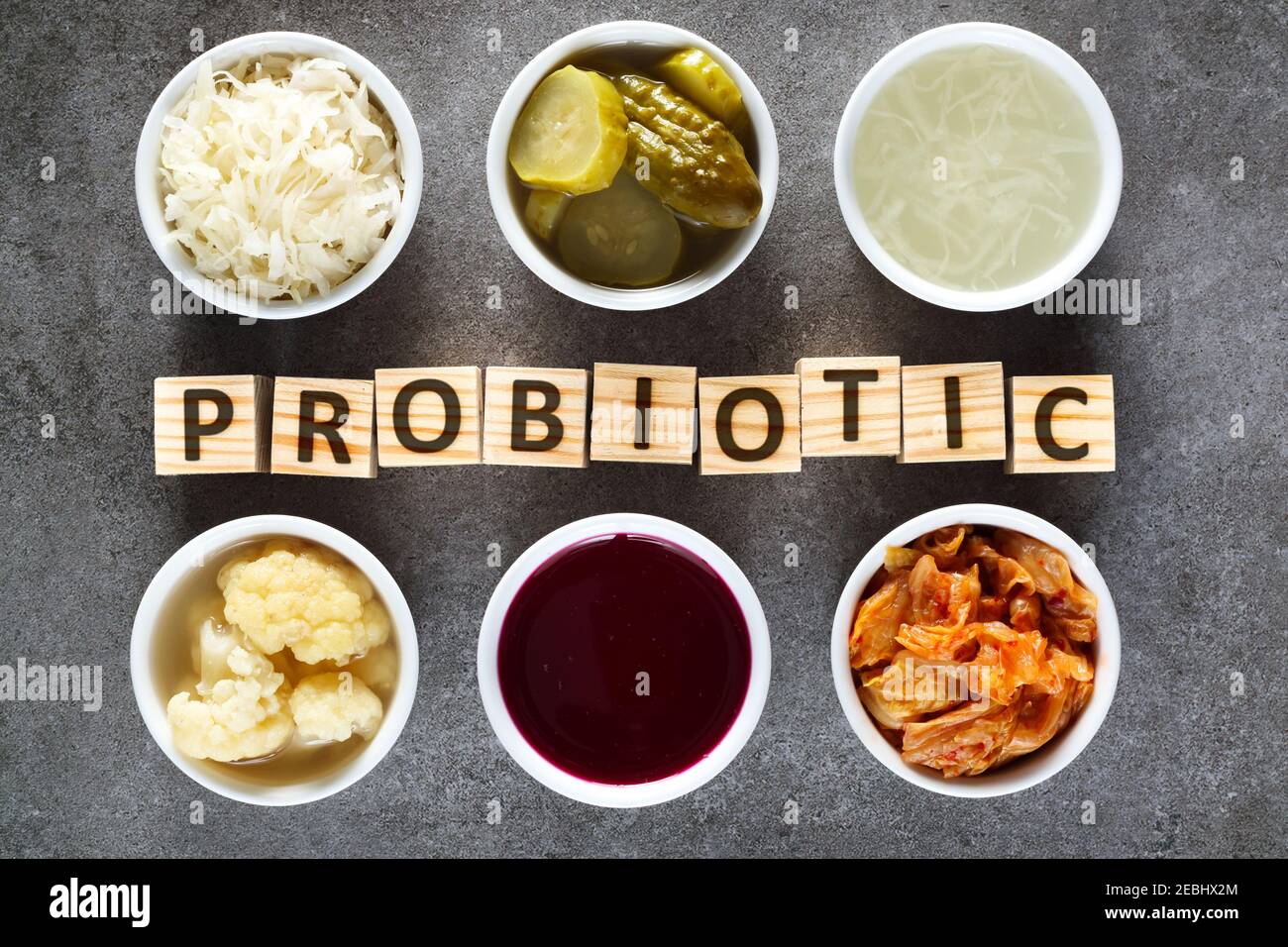 Natürliche Probiotika für gesunden Darm. Probiotisch wie Sauerkraut, eingelegter Blumenkohl, eingelegte Gurke, Sauerkrautsaft, Kimchi, Rote Beete Sauerteig. Stockfoto