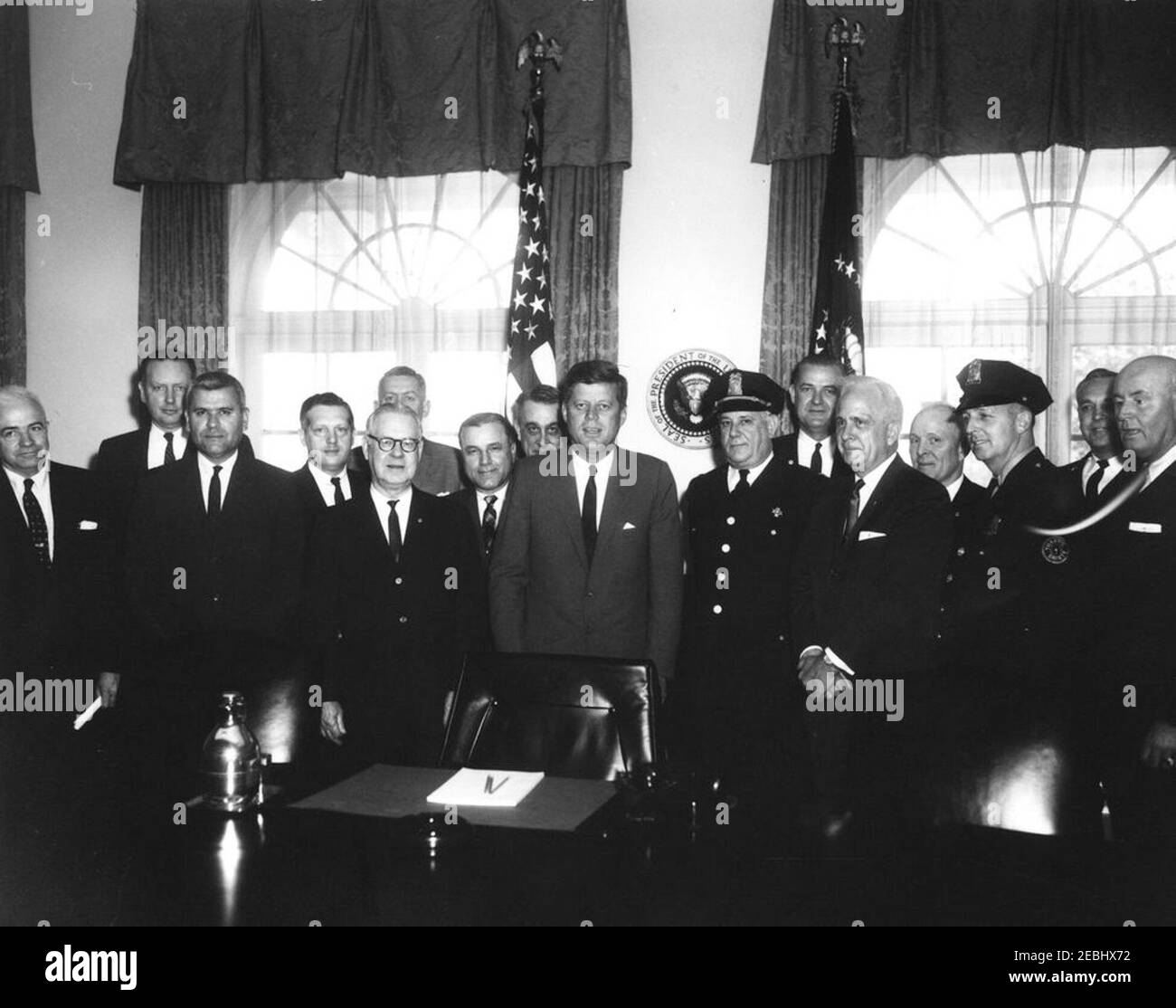 Besuch der Polizeibeamten anlässlich der Nationalen Polizeiwoche, 12:53pm Uhr. Präsident John F. Kennedy besucht die erste jährliche Nationale Polizeiwoche mit Polizeibeamten. Von links nach rechts: Polizist des Weißen Hauses, Leutnant Lawrence B. Quimby; Leutnant Thomas Herlihy vom Metropolitan Washington Police Department (hinten); amtierender Direktor der United States Park Police, Nash Castro; nicht identifizierter (hinten); Präsident der International Association of Chiefs of Police (IACP), Frank A. Sweeney; Nicht identifiziert (hinter Herrn Sweeney); nicht identifiziert; Sekretär-Schatzmeister der Nationalen Konferenz von Stockfoto