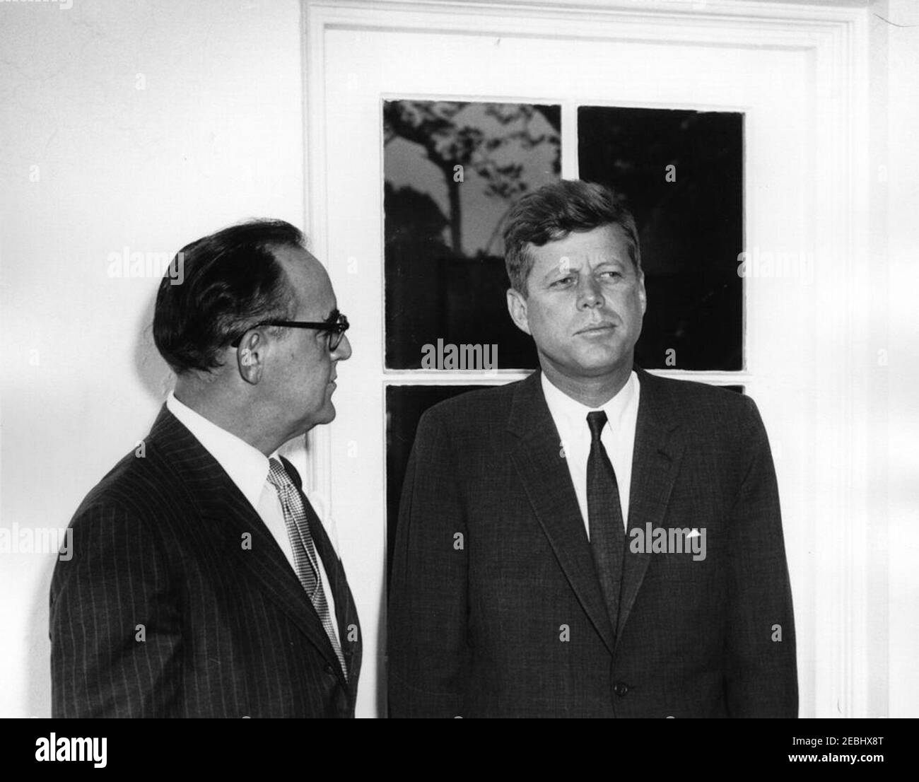 Besuch von Benny Goodman, u201cThe König von Swingu201d, 10:43am. Präsident John F. Kennedy besucht den Jazzmusiker Benny Goodman (links). West Wing Colonnade, White House, Washington, D.C. Stockfoto