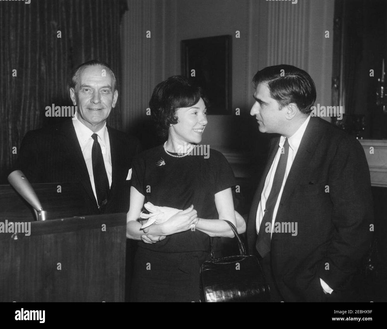 Abendessen zu Ehren der Nobelpreisträger, 8:00pm Uhr. Der Schauspieler Frederic March steht mit dem Broadway-Produzenten Arthur Cantor (rechts) und einer nicht identifizierten Frau (Mitte) im East Room des Weißen Hauses, Washington, D.C. vor einem Abendessen zu Ehren der Nobelpreisträger der westlichen Hemisphäre. Später am Abend führte Herr March eine Lesung von Auszügen aus den Werken der späten amerikanischen Nobelpreisträger vor. Stockfoto