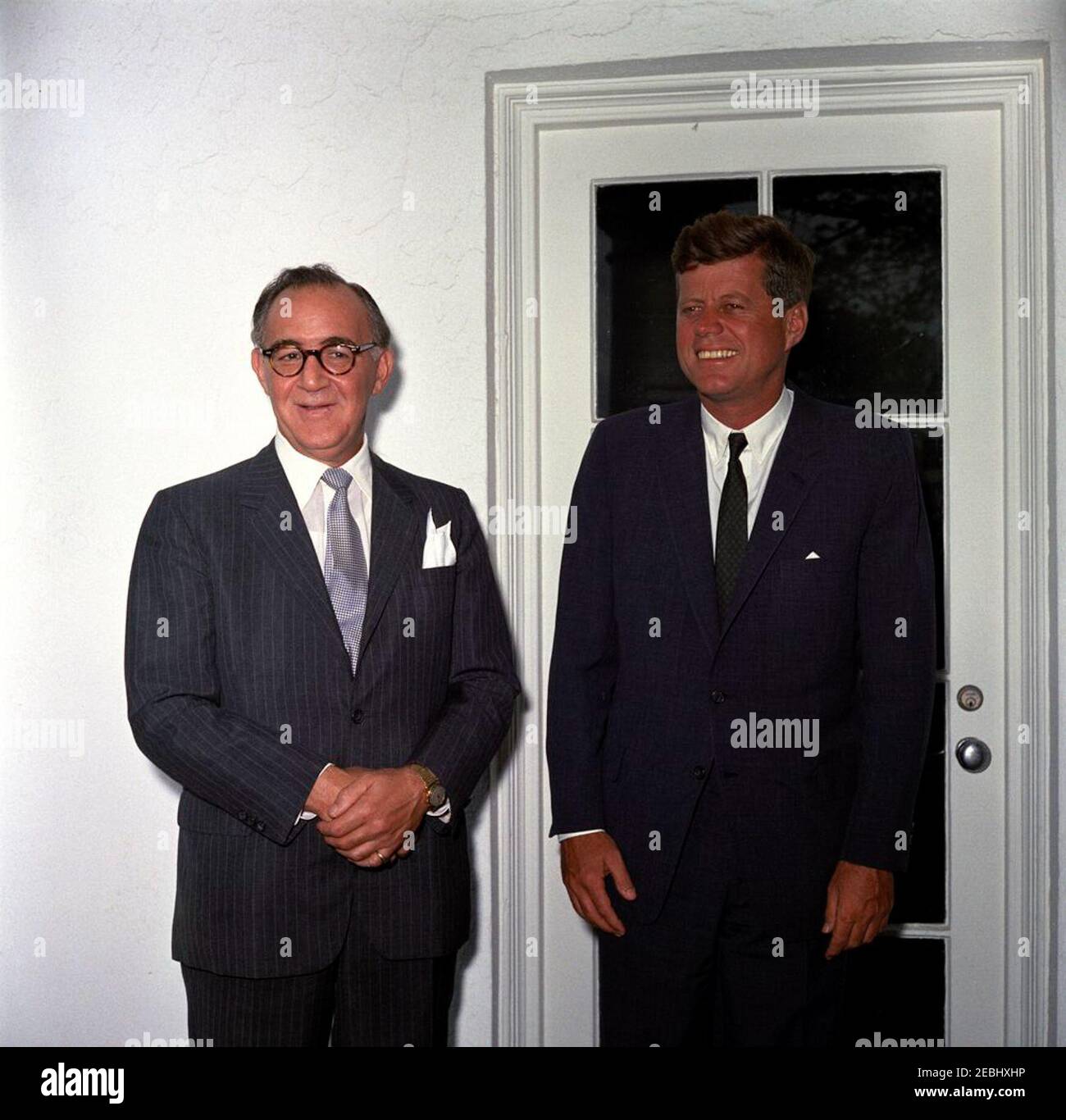 Besuch von Benny Goodman, u201cThe König von Swingu201d, 10:43am. Präsident John F. Kennedy besucht den Jazzmusiker Benny Goodman (links). West Wing Colonnade, White House, Washington, D.C. Stockfoto