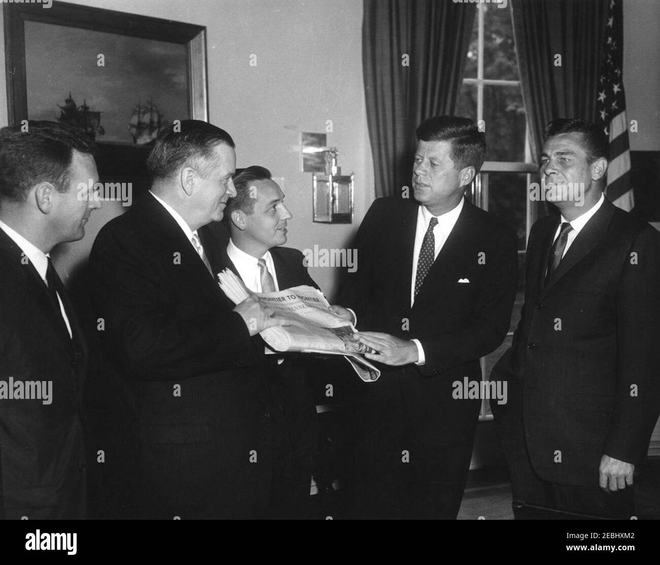 Besuch von Vertretern des Nashville Tennessean, einschließlich John Seigenthaler, 11:57AM Uhr. Präsident John F. Kennedy besucht Zeitungsleiter aus dem Nashville Tennessean. Von links nach rechts: Redakteur, John Seigenthaler; Werbemanager, James H. Armistead; Herausgeber, Amon Carter Evans; und Vertreter Ross Bass (Tennessee). Oval Office, White House, Washington, D.C. Stockfoto