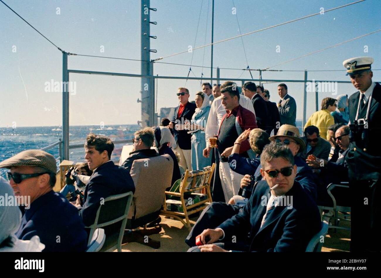 Präsident Kennedy beobachtet das 1st Americau0027s Cup Race. Präsident John F. Kennedy und First Lady Jacqueline Kennedy (teilweise versteckt) beobachten das erste Rennen des Cup 1962 Americau0027s von Bord der USS Joseph P. Kennedy, Jr. auch im Bild: Chef des Protokolls, Angier Biddle Duke; John Forbes Kerry; Untersekretär der Marine, Paul u0022Redu0022 Fay; Anita Fay; Pressesekretär Pierre Salinger; Senator Benjamin A. Smith II (Massachusetts); stellvertretender Finanzminister James A. Reed; Botschafter der Vereinigten Staaten bei den Vereinten Nationen (UN), Adlai Stevenson; Skipper der Präsidentschaft Stockfoto