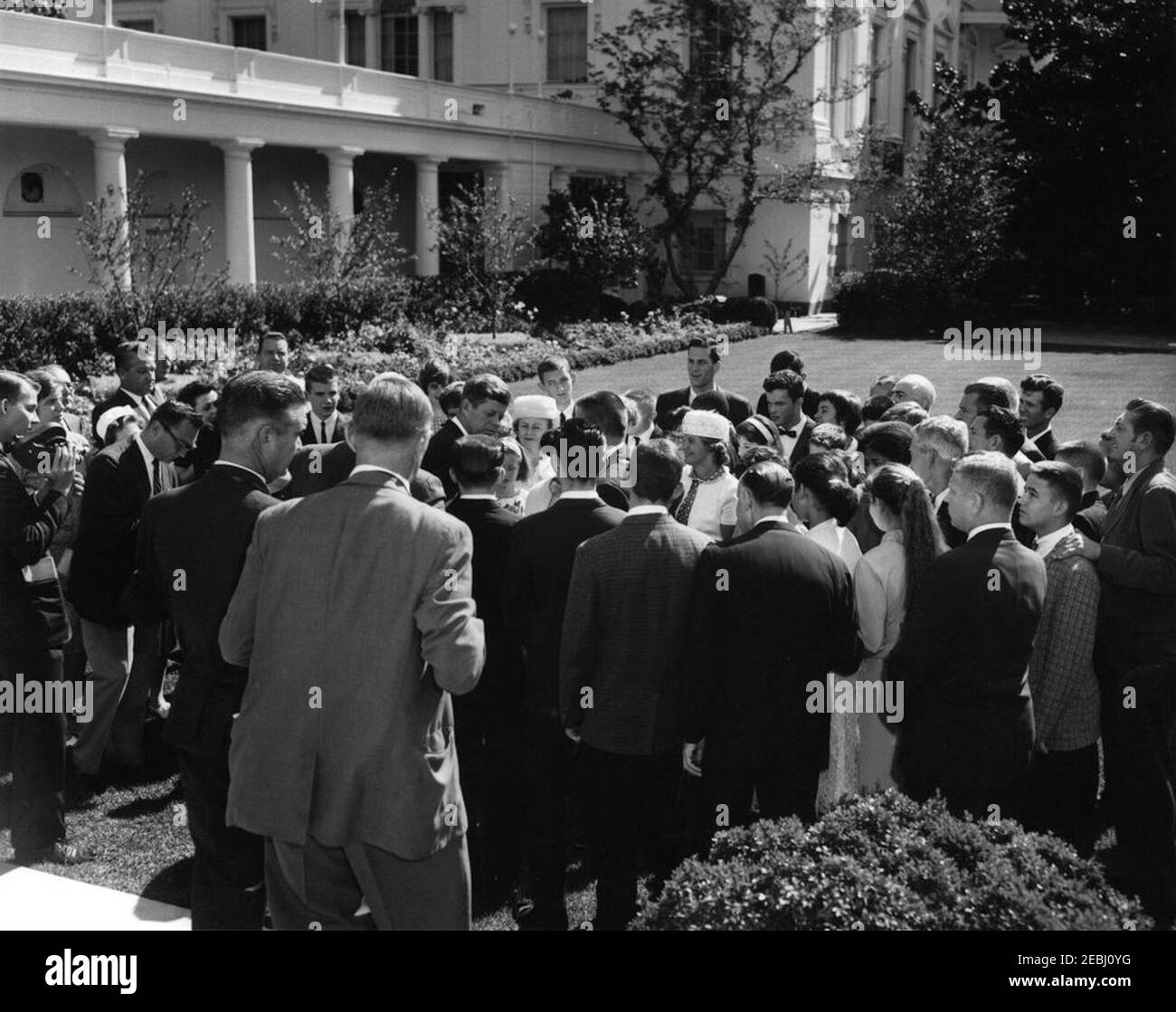 Besuch einer Delegation der Stiftung für Blinde, 10:04am Uhr. Präsident John F. Kennedy (Mitte links) besucht mit Delegierten der Foundation for the Junior Blind, Los Angeles, Kalifornien. Polizeibeamter des Weißen Hauses, Inspektor Kenneth M. Burke (hinten, teilweise versteckt), steht in der Menge links. Rose Garden, White House, Washington, D.C. Stockfoto