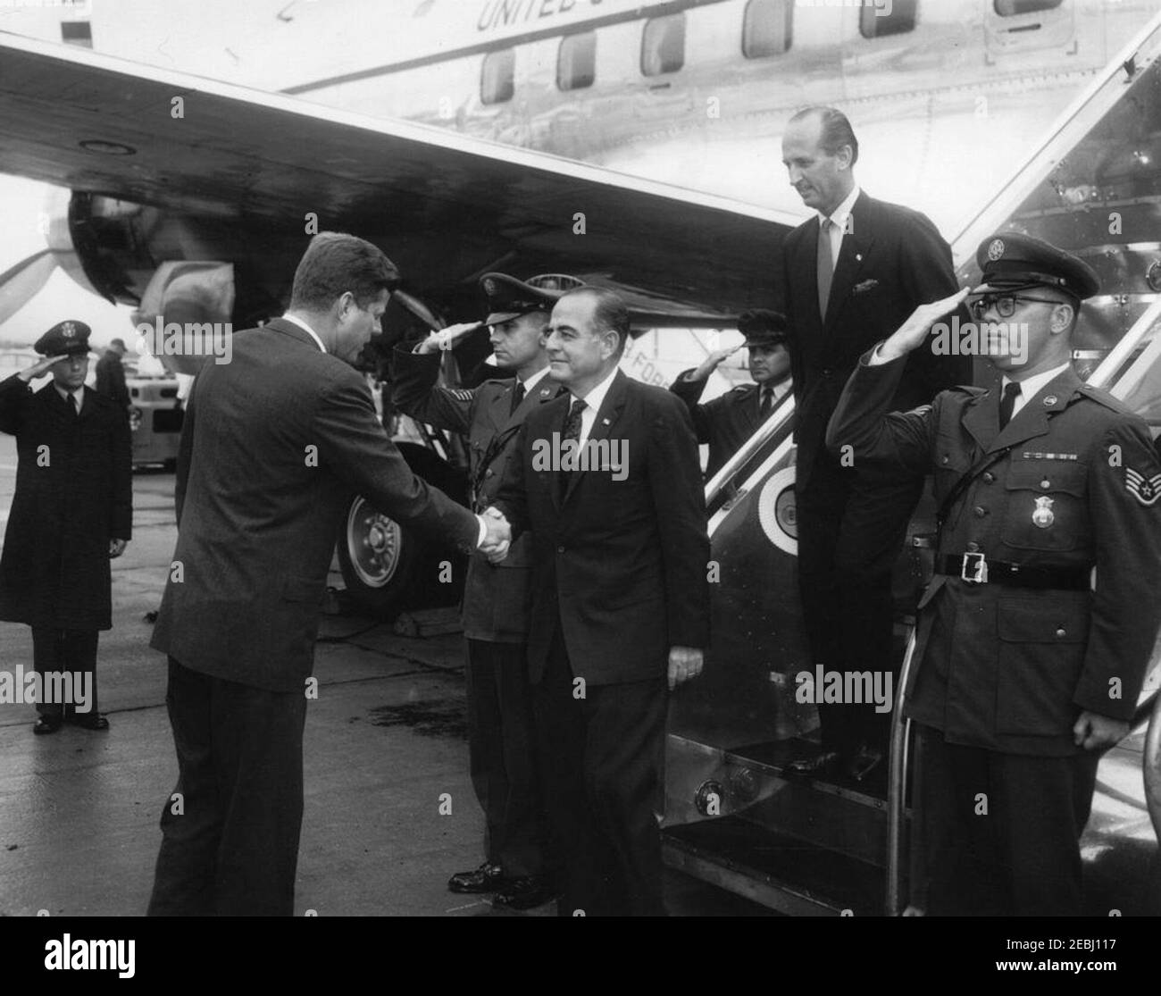 Ankunft von Roberto F. Chiari, Präsident von Panama, 11:00am Uhr. Präsident John F. Kennedy schüttelt die Hände mit Präsident von Panama, Roberto F. Chiari (Mitte), bei der Ankunft von Präsident Chiariu0027s am Militärflugdienst (MAT) Terminal. US-Chef des Protokolls, Angier Biddle Duke, steht auf der Flugzeugtreppe auf der rechten Seite. Alle anderen sind nicht identifiziert. Washington National Airport, Washington, D.C. Stockfoto