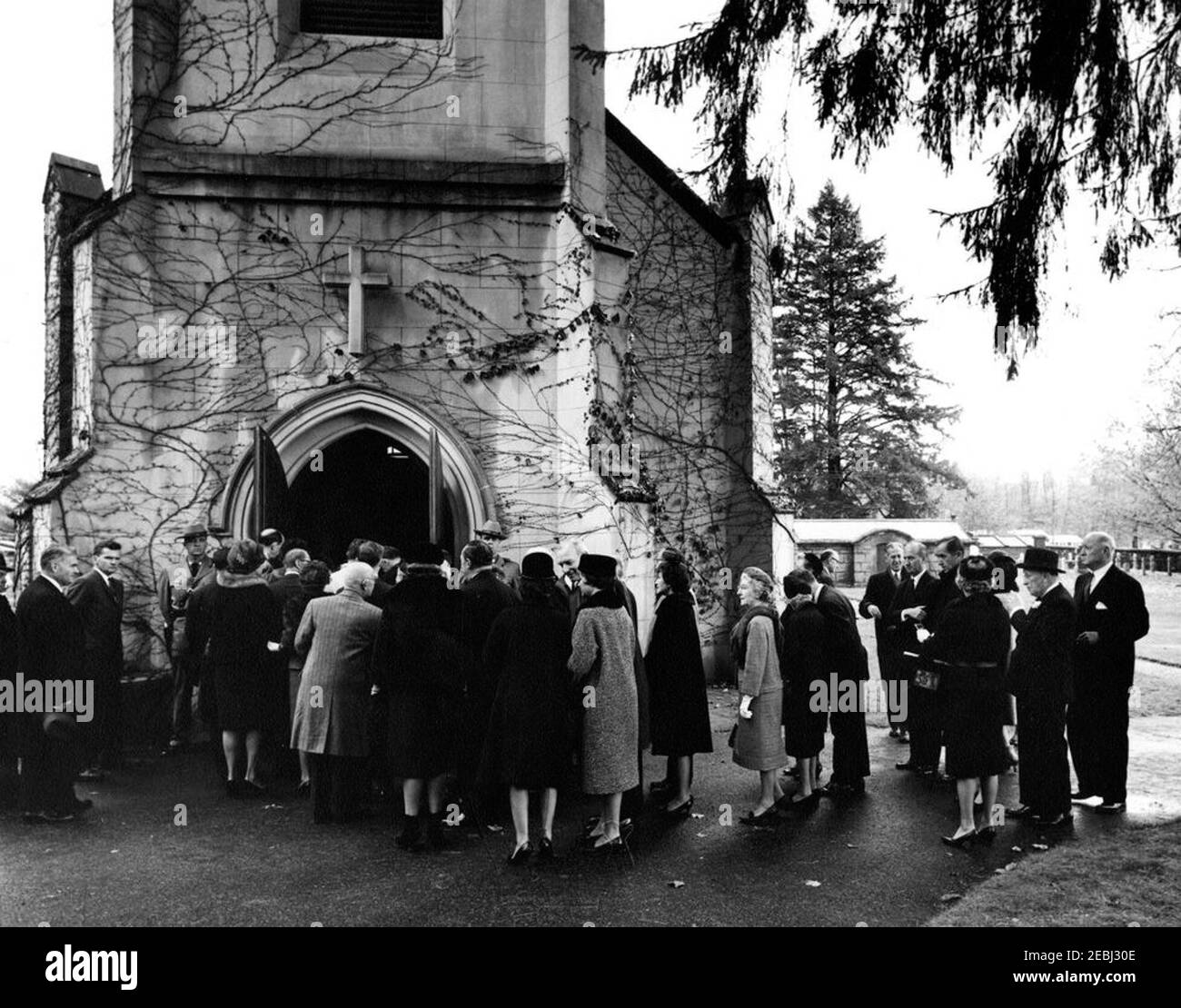 Trauerdienst für Frau Eleanor Roosevelt, Hyde Park, New York. Trauernde kommen in St. Jamesu2019 Episcopal Church für die Beerdigung von Eleanor Roosevelt. Zu den abgebildeten Personen gehören: Protokollchef, Angier Biddle Duke; Direktor der United States Information Agency (USIA), Edward R. Murrow; Geheimagent des Weißen Hauses, James J. Rowley. Hyde Park, New York. Stockfoto