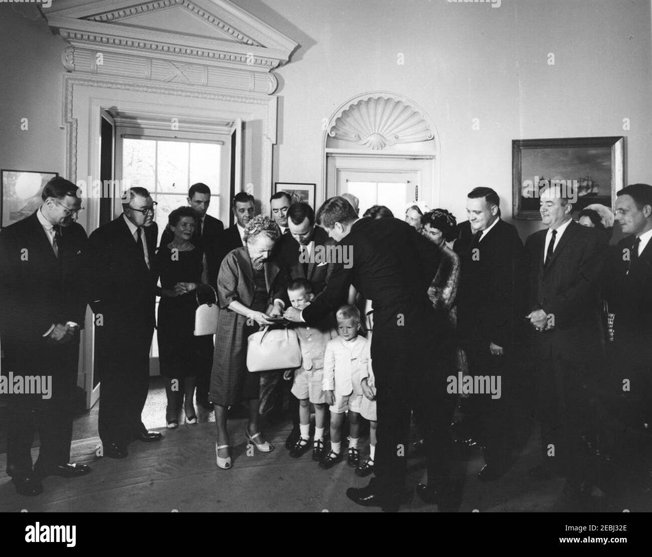 Übergabe der Thomas A. Dooley III Medaille an Frau Agnes Dooley, 10:04am Uhr. Präsident John F. Kennedy überreicht die posthume Dr. Thomas A. Dooley III Congressional Gold Medal an Dr. Dooleyu2019s Mutter Agnes Wise Dooley (Mitte links). Auch im Bild: Executive Director of Medical International Cooperation Organization (MEDICO), Malcolm W. Dooley, und Gabrielle Dooley und ihre Kinder, Malcolm Jr., Thomas und Michael; Vertreter Henry S. Reuss (Wisconsin); Senator John A. Carroll (Colorado); Direktor der US-Münzstätte, Eva Adams; Senator Claiborne Pell (Rhode Island); Vertreter F Stockfoto