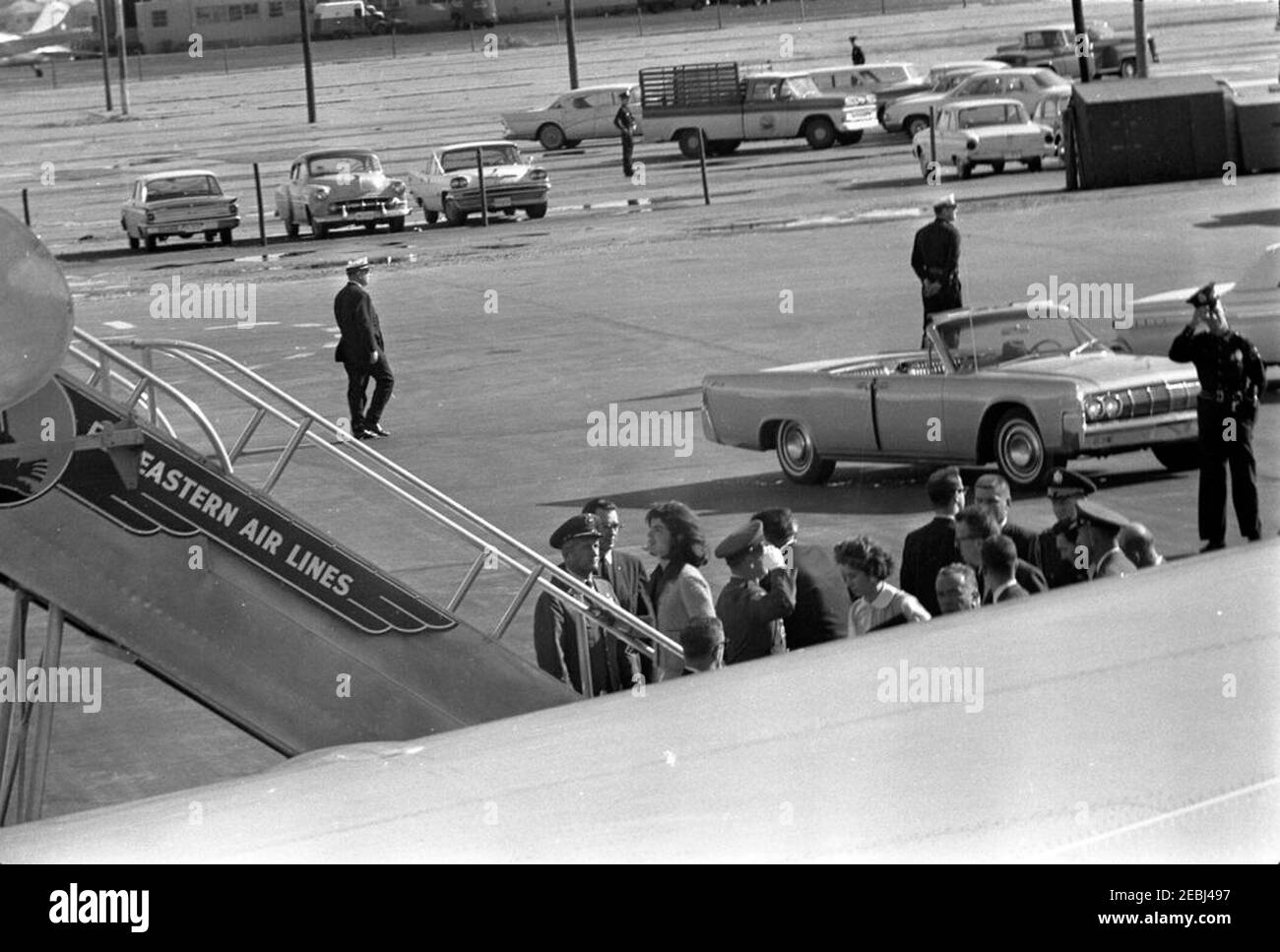 Ausflug nach Texas: Parkland Hospital (außen); Presidentu2019s Limousine; Love Field, Presidentu2019s Body Borne auf Air Force One. First Lady Jacqueline Kennedy steigt im Love Field in Dallas, Texas, an Bord der Air Force One, nachdem die Schatulle von Präsident John F. Kennedyu2019s an das Flugzeug übergeben wurde. Ebenfalls im Bild: Sekretärin von Frau Kennedy, Mary Gallagher; Spezialassistenten von Präsident Kennedy, Larry Ou0027Brien, Kenneth P. Ou2019Donnell, und Dave Powers; militärische Unterstützung von Präsident Kennedy, General Chester V. Clifton; Geheimagent des Weißen Hauses, Stu Stout. Stockfoto