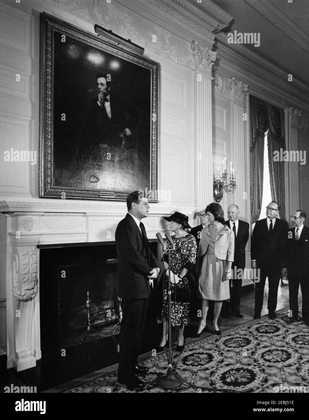 Einweihungszeremonie für den neuen Staatlichen Speisesaal Mantel. Präsident John F. Kennedy hält Bemerkungen zur Einweihung eines neu installierten Kaminsims im State Dining Room, der sowohl dem Architekturbüro Steinmann, Cain u0026 White als auch dem Marble Industry Board of New York geschenkt wurde. Von links nach rechts: Präsident Kennedy; Alice Roosevelt Longworth; John J. Powers vom Marble Industry Board of New York; Ehrenvorsitzender des Fine Arts Committee, First Lady Jacqueline Kennedy; Edwin B. Olsen und Walker O. Cain vom Architekturbüro Steinmann, Cain u0026 White; Malcolm Cohen, of Stockfoto