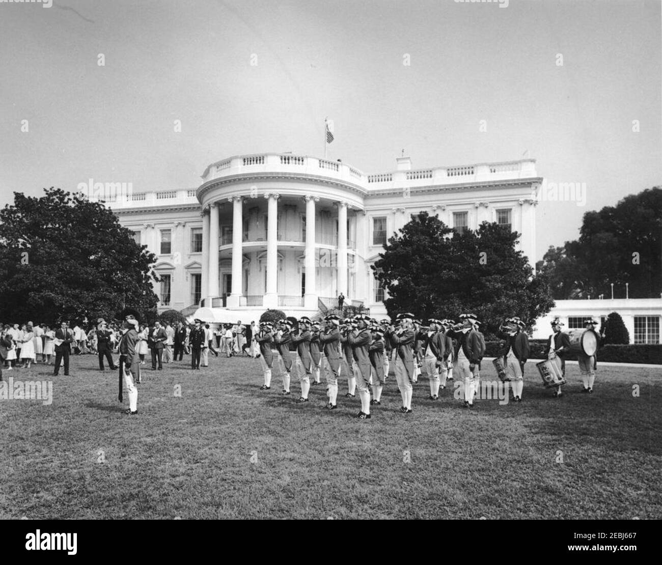 First Lady Jacqueline Kennedyu0027s (JBK) Musikprogramm für Jugendliche, 10:35am. Mitglieder des Old Guard Fife and Drum Corps, 1st Bataillon, 3rd Infanterie-Regiment (Teil der u201cOld Guardu201d), auftreten auf dem South Lawn während der vierten in First Lady Jacqueline Kennedyu0027s Reihe von musikalischen Programmen für die Jugend von Jugend. Associated Press Fotograf Henry Burroughs steht links im Hintergrund. White House, Washington, D.C. Stockfoto