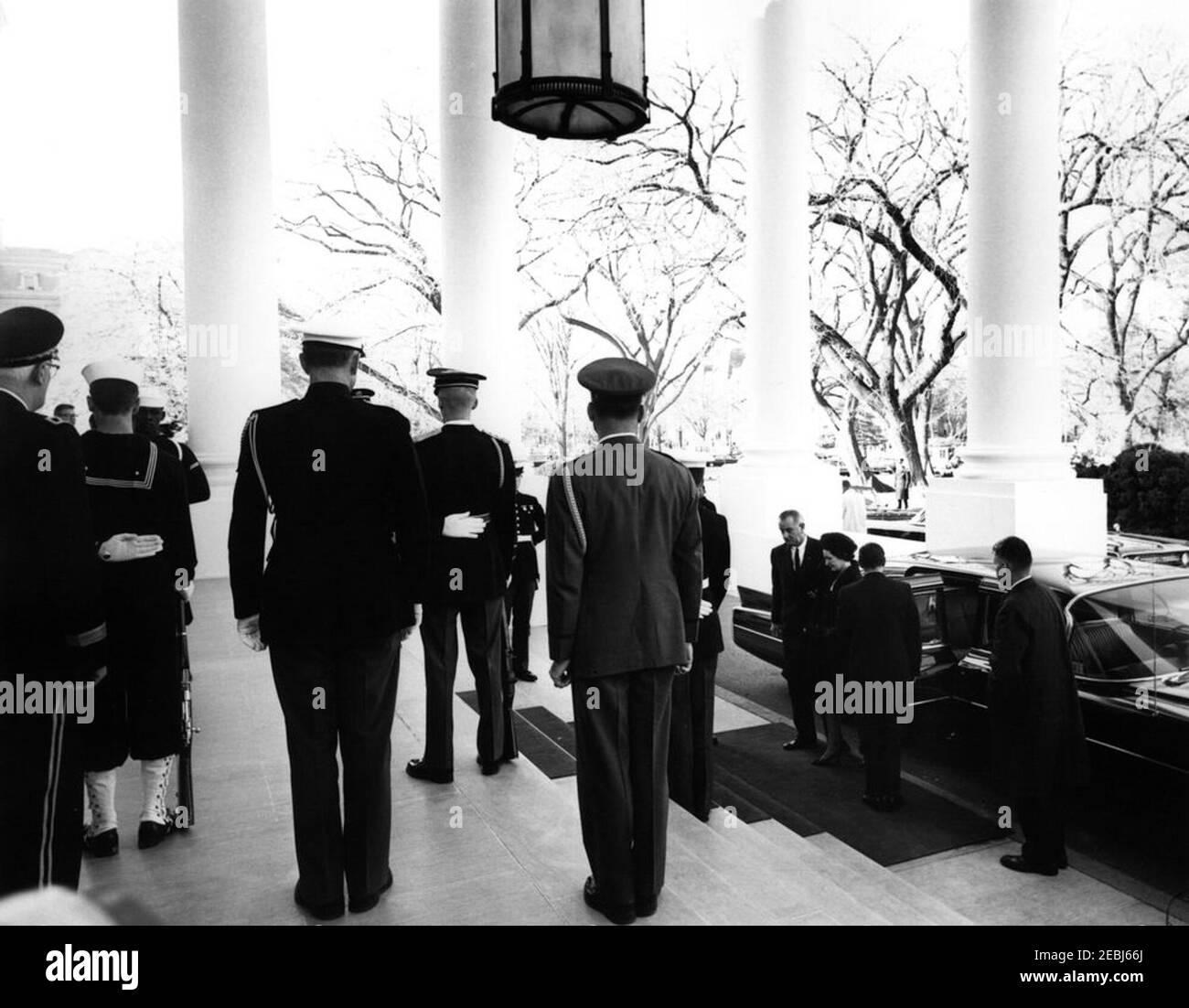 Staatsfuneral von Präsident Kennedy: Abfahrt vom Weißen Haus und Prozession zum Kapitol der Vereinigten Staaten. Präsident Lyndon B. Johnson und First Lady Bird Johnson kommen im Weißen Haus für die Beerdigung Prozession von Präsident John F. Kennedy aus dem Weißen Haus zum Kapitol Gebäude. Der Geheimagent des Weißen Hauses, Gerald A. u201cJerryu201d Behn, steht ganz rechts. North Portico, White House, Washington, D.C. Stockfoto
