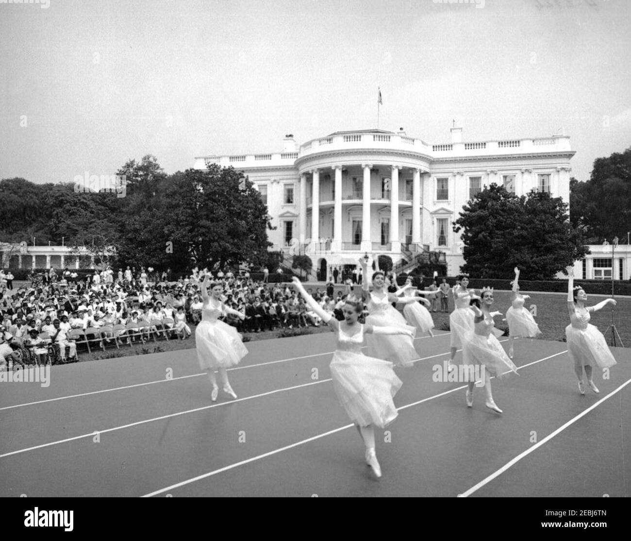 First Lady Jacqueline Kennedyu0027s (JBK) Musikprogramm für Jugendliche, 10:35am. Balletttänzer vom National Music Camp in Interlochen, Michigan, treten auf dem South Lawn während der vierten Serie von Musical Programs for Youth in First Lady Jacqueline Kennedyu2019s von Youth auf. White House, Washington, D.C. Stockfoto