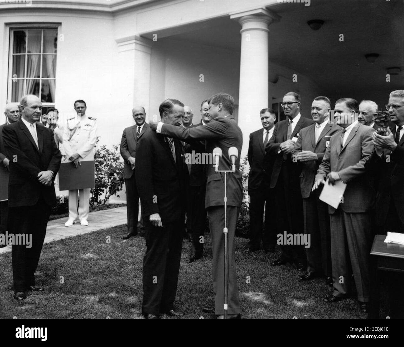 Verleihung der Distinguished Civilian Service Awards Presidentu2019s, 12:00pm Uhr. Verleihung des Preises Presidentu2019s für den ausgezeichneten Zivildienst des Bundes. Präsident John F. Kennedy überreicht die Auszeichnung an Career Ambassador, Llewellyn E. Thompson (Mitte links). Blick auf (L-R): Staatssekretär, Dean Rusk; Preisträger und Direktor des bemannten Raumschiffszentrums, Dr. Robert Gilruth (im Rücken); Associated Press (AP) Fotograf, Henry Burroughs; Naval Aide to the President, Captain Tazewell T. Shepard, Jr.; Administrator der Housing and Home Finance Agency (HHFA Stockfoto