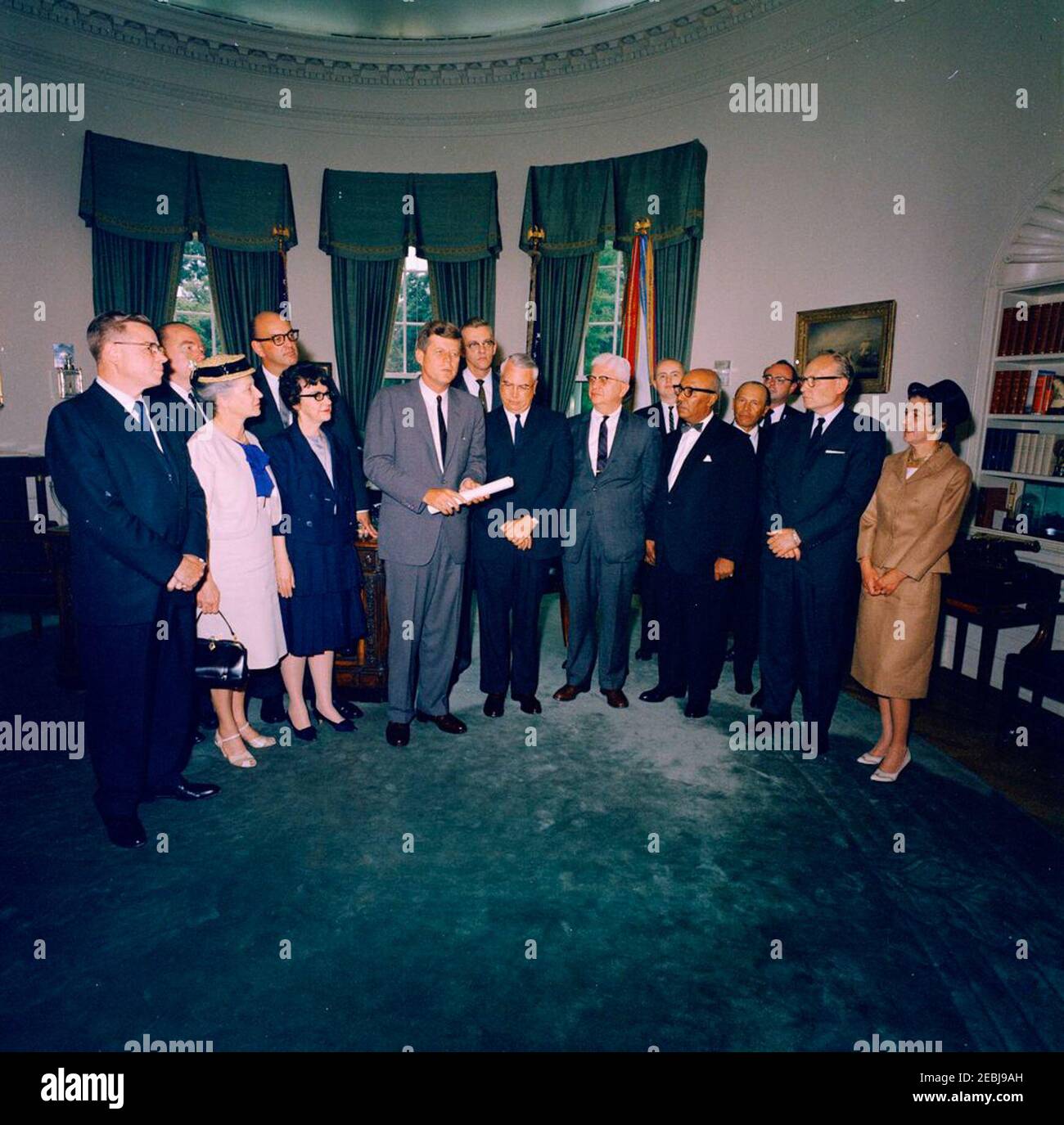 Besuch der Kommission zur Registrierung u0026 Teilnahme an der Abstimmung, 12:25pm Uhr. Präsident John F. Kennedy besucht mit Mitgliedern der Presidentu0027s Kommission für Registrierung und Wahlbeteiligung. Aufgeführt in der Presidentu2019s Zeitplan: Brendan Byrne, Robert Forsythe, Evron Kirkpatrick, Bradshaw Minterer, John Perkins, Ruth S. Phillips, Roy Reuther, Richard M. Scammon, Victoria Schuck, Leon Washington, Donald Herzberg, Robert Sickels, Allen Hoffard, Frances Hull, und John E. Hull. Oval Office, White House, Washington, D.C. Stockfoto