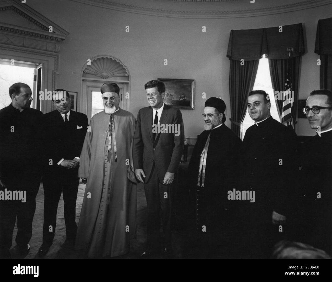 Begegnung mit Paul Boutros Meouchi, Patriarch der maronitischen Kirche, Libanon, 12:03pm. Präsident John F. Kennedy trifft sich mit dem libanesischen Patriarchen der maronitischen Kirche, Paul Boutros Meouchi. Von links nach rechts: Ein nicht identifizierter Priester; Botschafter des Libanon, Ibrahim al-Ahdab; Patriarch Meouchi; Präsident Kennedy; Bischof Antoine Pierre Khoraiche; und zwei nicht identifizierte Priester. Auch im Zeitplan Presidentu0027s aufgeführt: Sekretär des Patriarchen, Khalil Abi-Nader; Mons. Joseph Feghali; und Mons. Joseph Eid. Oval Office, White House, Washington D.C. Stockfoto