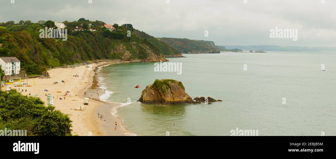 Panoramablick auf den malerischen Nordstrand in der historischen Küstenstadt Tenby im Südwesten von Wales. Sandstrand beginnt Ausläufer einer Klippe und die Stockfoto