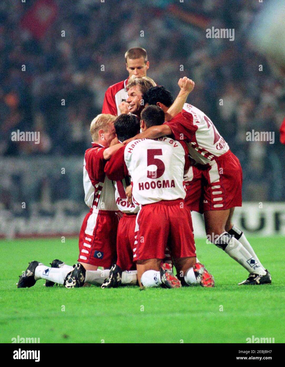 Gelsenkirchen Deutschland 27,8.1999, Fußball: Bundesliga-Saison 1999/2000  Schalke 04 gegen Hamburger SV (HSV, rot) - Hamburger Mannschaft feiert  Stockfotografie - Alamy