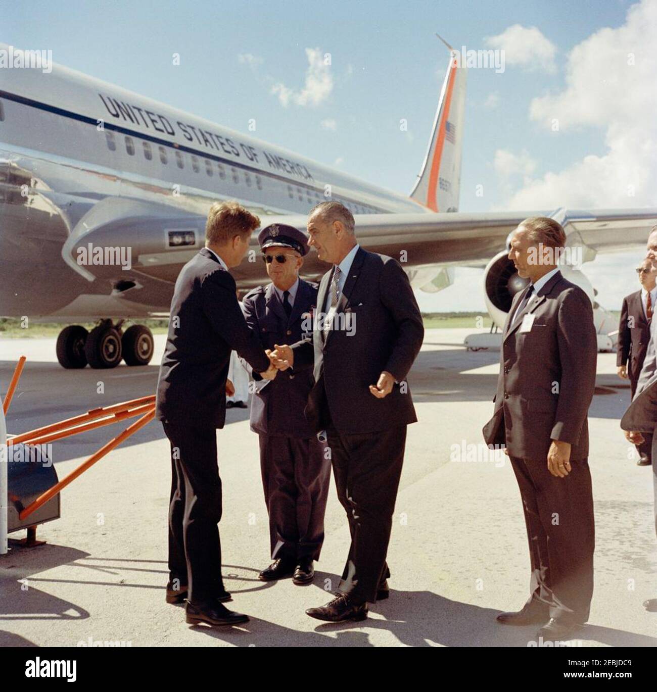 Besichtigung der NASA-Installationen: Cape Canaveral Florida, 2:31pm Uhr. Präsident John F. Kennedy begrüßt den Kommandanten des Air Force Missile Test Center, Major General Leighton I. Davis, bei der Ankunft in Cape Canaveral Air Force Station, Cape Canaveral, Florida. Von links nach rechts: Präsident Kennedy; Generalmajor Davis (dem Präsidenten die Hände schüttelnd); Vizepräsident Lyndon B. Johnson; Direktor des National Aeronautics and Space Administration (NASA) Launch Operations Center, Dr. Kurt H. Debus; Geheimagent des Weißen Hauses, Rufus Youngblood (hinten); Administrator der NASA, Dr. James E. Webb Stockfoto