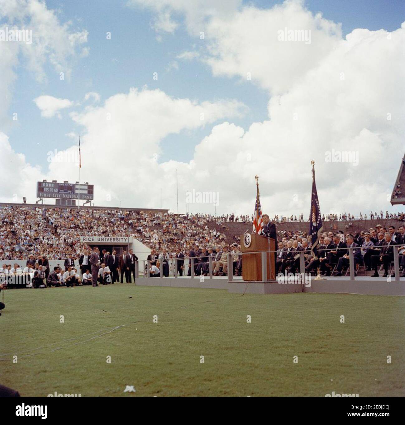 Besichtigung der NASA-Installationen: Houston, Texas, Autokolonne, Adresse an der Rice University, 9:34am Uhr. Präsident John F. Kennedy (rechts, am Rednerpult) hält Bemerkungen an der Rice University zu den nationu0027s Bemühungen in der Weltraumforschung. Auf der Plattform speakersu0027: Director of Operations für das Projekt Mercury, Dr. Walter C. Williams; Military Aide to the President, General Chester V. Clifton; Naval Aide to the President, Captain Tazewell T. Shepard, Jr.; Chief Scientific Adviser of the Ministry of Defense of Great Britain, Sir Solly Zuckerman; Kanzlerin der Rice University, Dr. Carey Stockfoto