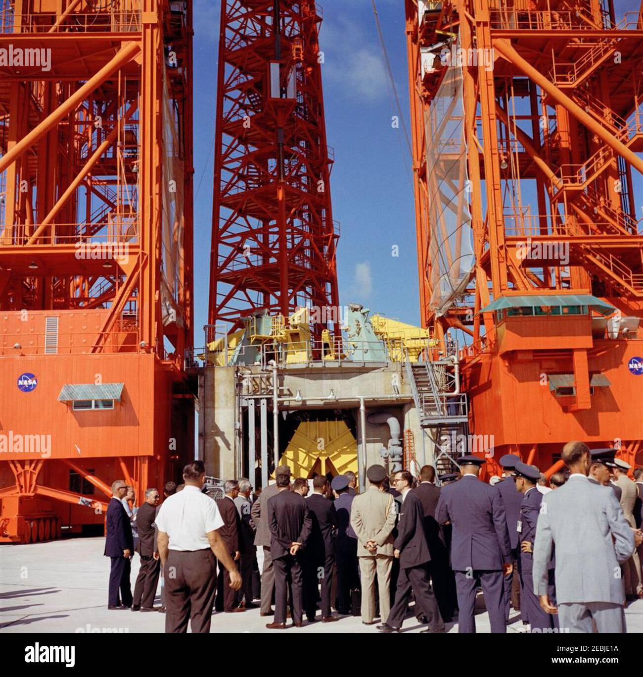 Besichtigung der NASA-Installationen: Cape Canaveral Florida, 2:31pm Uhr. Präsident John F. Kennedy (versteckt in der Menschenmenge) und andere sehen einen Saturn-Raketenstartplatz im Bau im Launch Complex 37, während einer Tour durch Cape Canaveral Air Force Station, Cape Canaveral, Florida. Ebenfalls im Bild: Direktor der bemannten Raumfahrt, D. Brainerd Holmes; Direktor des Bureau of the Budget, David E. Bell; Direktor der Verteidigungsforschung und -Technik für das Verteidigungsministerium, Dr. Harold Brown; Vizepräsident Lyndon B. Johnson; Militärhilfe an den Präsidenten, General Chester V. Clifton; Vertreter Stockfoto