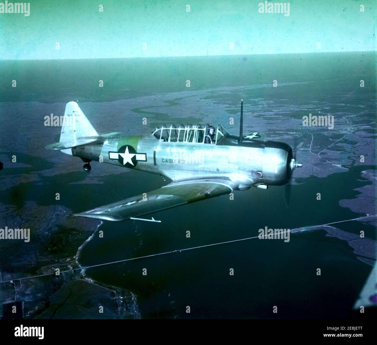 North American SNJ-5 Texan im Flug in der Nähe von Naval Air Station Atlantic City, New Jersey (USA), ca. 1945 (S-094,01). Stockfoto