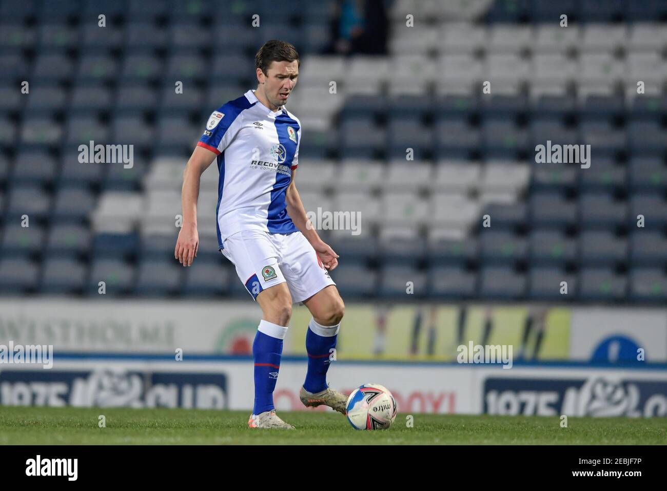 Blackburn, Großbritannien. Februar 2021, 12th. Stewart Downing #6 von Blackburn Rovers in Aktion während des Spiels in Blackburn, UK am 2/12/2021. (Foto von Simon Whitehead/News Images/Sipa USA) Quelle: SIPA USA/Alamy Live News Stockfoto