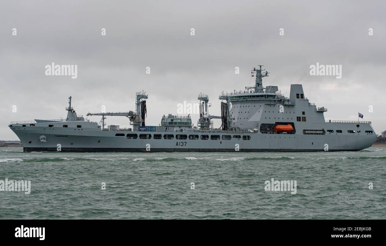 An das neue Royal Fleet Auxiliary (Tide Klasse) Auffüllung Tanker, RFA Tiderace, Portsmouth, UK am 6. Dezember 2018 nach dem ersten Besuch. Stockfoto