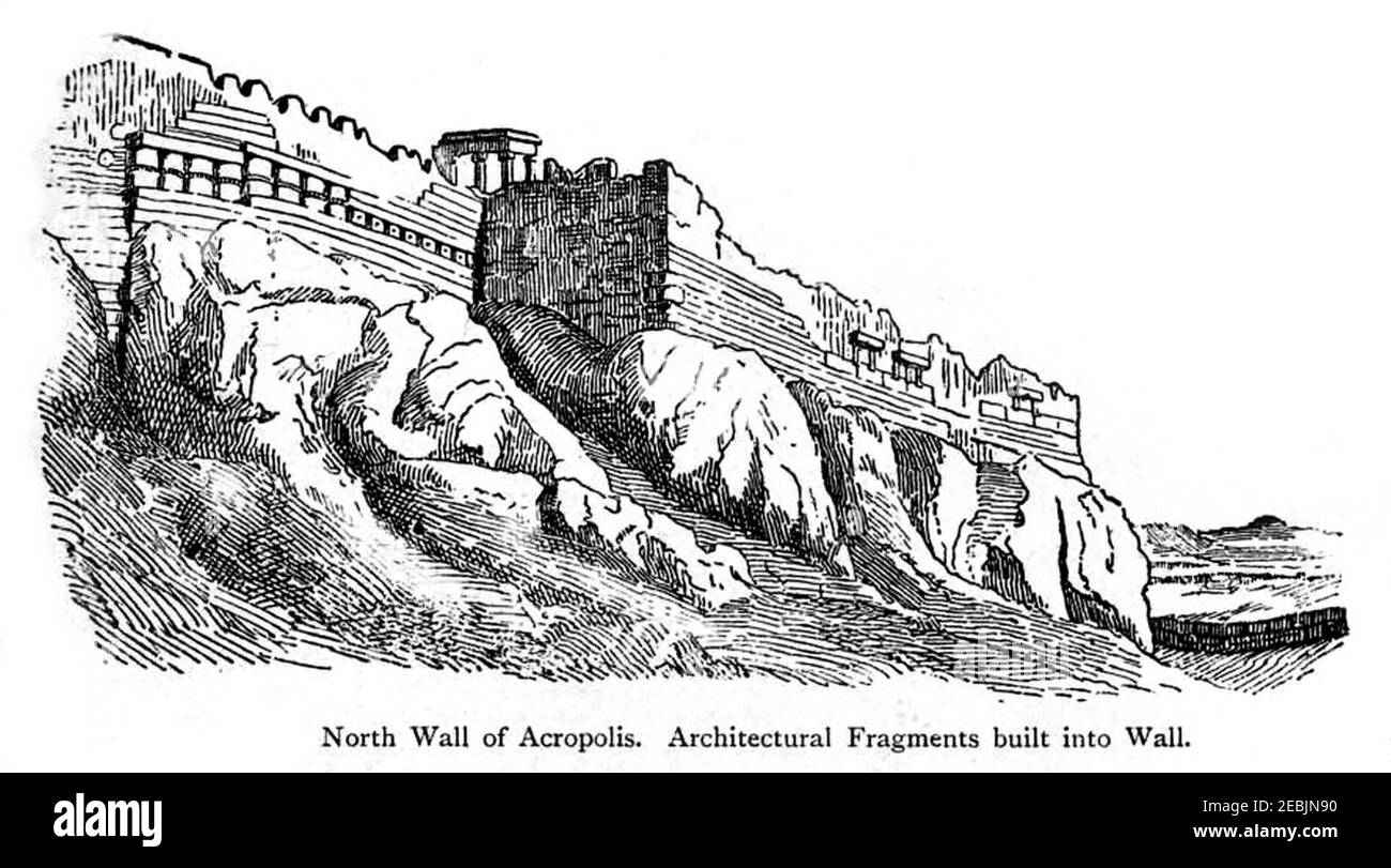 Nordwand der Akropolis mit eingebauten Fragmenten. Stockfoto
