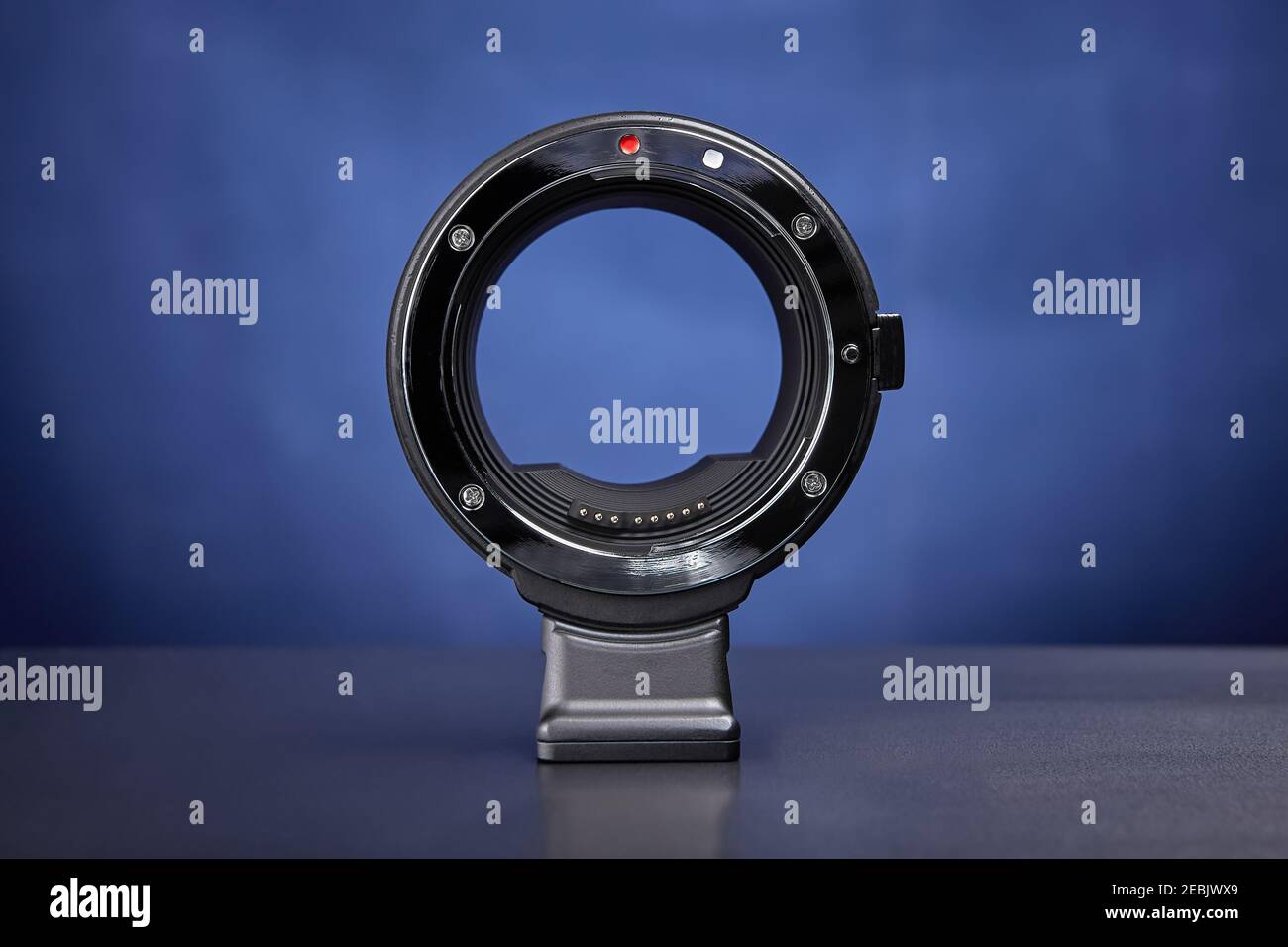 St. Petersburg, Russland - 9. Januar 2021: Canon Mount Adapter EF-EOS R6 für Canon EOS R spiegellose Vollformatkamera. Stockfoto