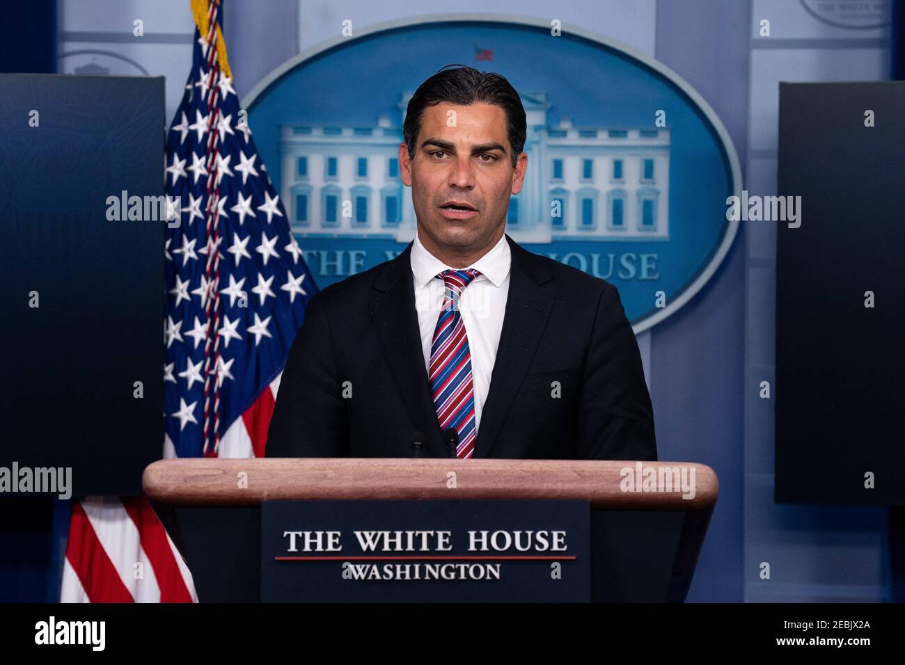 Der Bürgermeister von Miami, Francis Suarez, passt seine Maske an, während er im Anschluss an ein Treffen mit Präsident Biden während der täglichen Pressekonferenz im Weißen Haus in Washington, DC am Freitag, 12. Februar 2021, über den amerikanischen Rettungsplan spricht. Der amerikanische Rettungsplan ist ein $1,9 Billionen-Konjunkturpaket, das zur Bekämpfung der wirtschaftlichen und gesundheitlichen Auswirkungen der COVID-19-Pandemie beitragen soll. Quelle: Kevin Dietsch/Pool via CNP weltweit Stockfoto