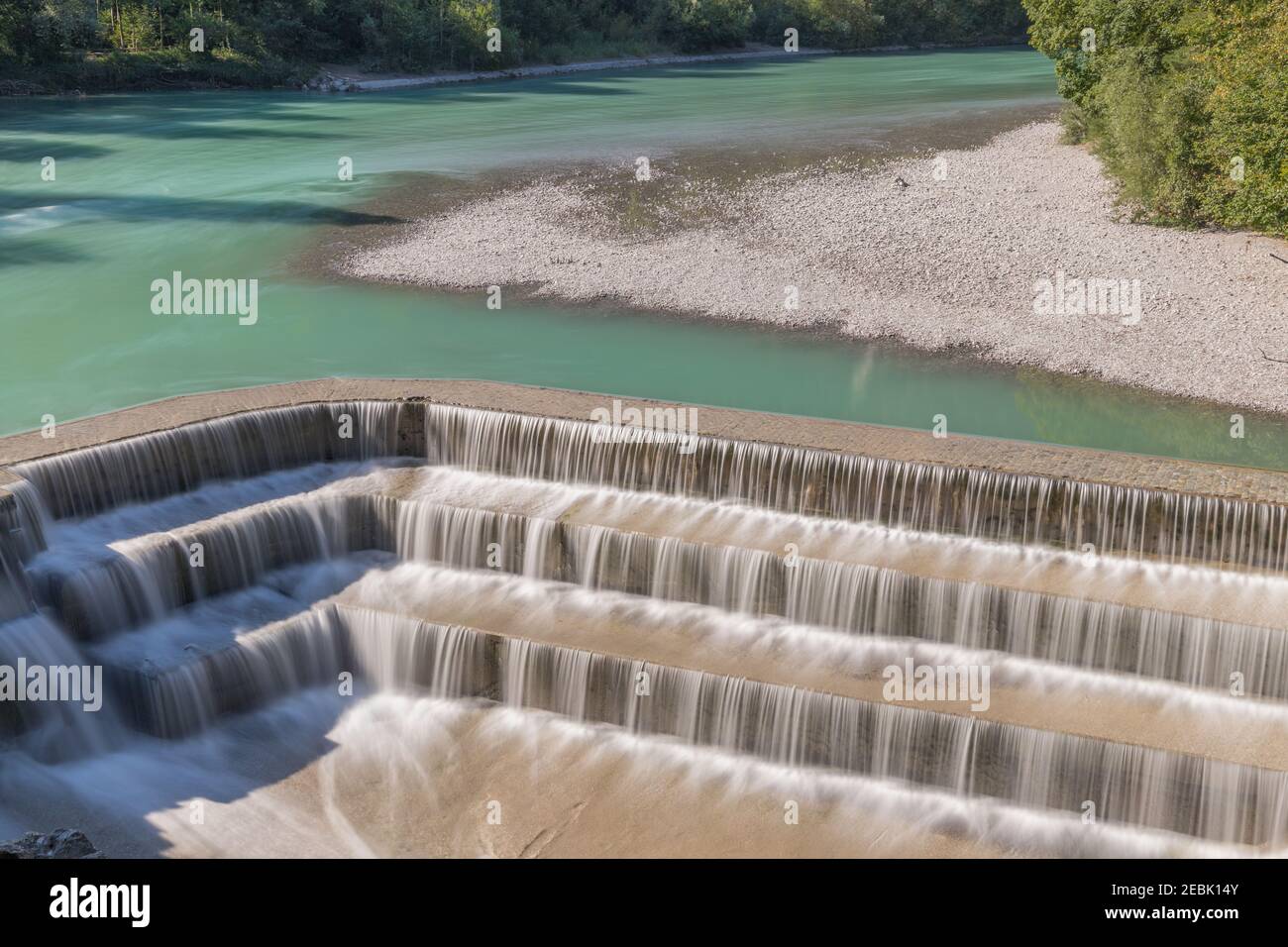 Wasserfall des Flusses Lech im Allgäu, Füssen, Deutschland ist ein Wehr und eine touristische Attraktion Stockfoto