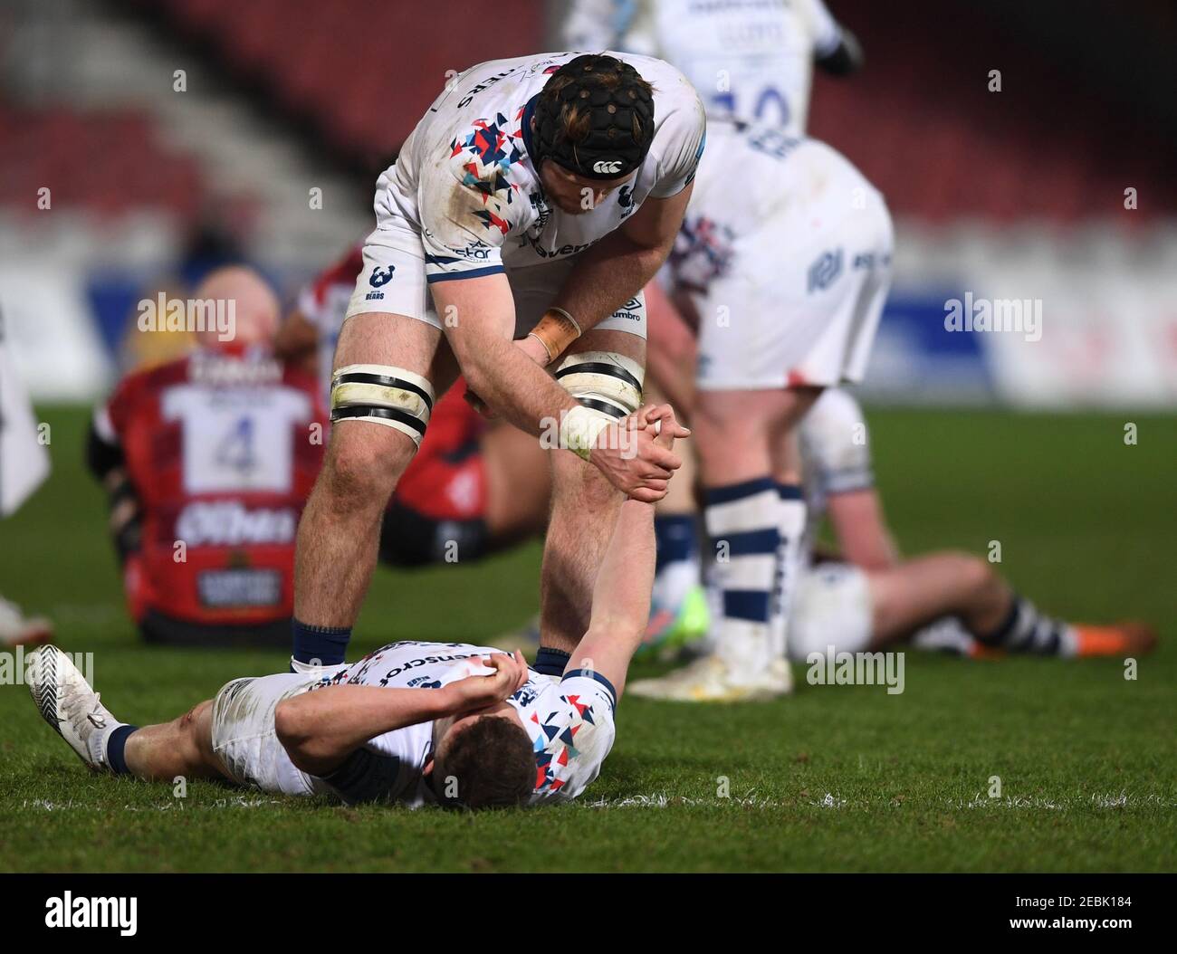 Kingsholm Stadium, Gloucester, Gloucestershire, Großbritannien. Februar 2021, 12th. Englische Premiership Rugby, Gloucester gegen Bristol Bears; Andy Uren von Bristol Bears wird nach dem Spiel von Ed Holmes von Bristol Bears zu seinen Füßen unterstützt Credit: Action Plus Sports/Alamy Live News Stockfoto