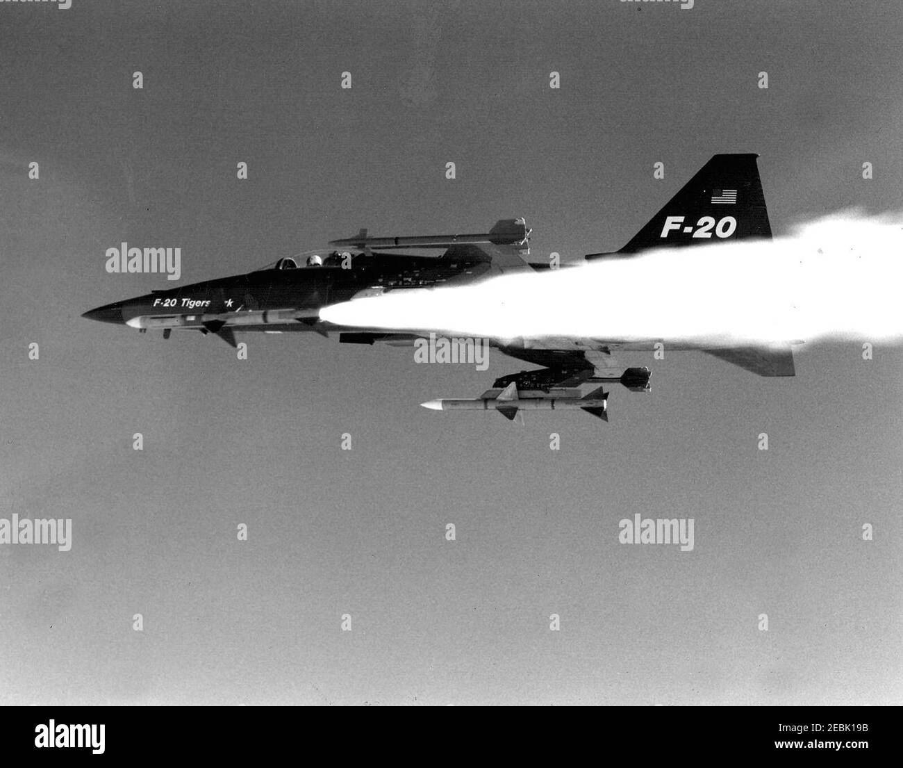 Northrop F-20 Tigershark startete am 27. Februar 1985 eine AIM-7F Sparrow Rakete (NNAM,1996.488,067.004). Stockfoto