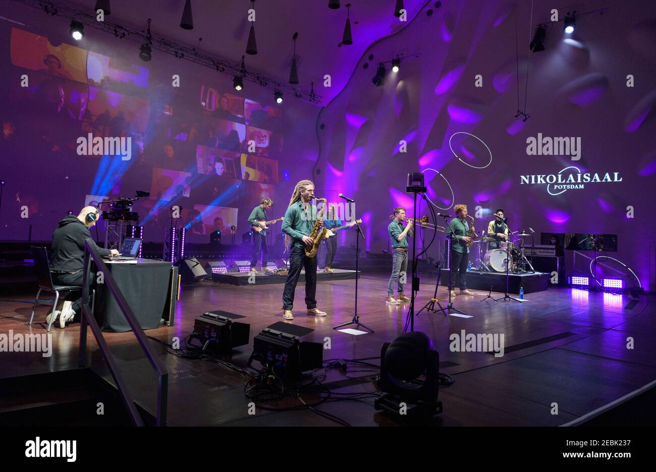 Potsdam, Deutschland. Februar 2021, 12th. Die Berliner Band 'Make A Move' spielt live auf der Bühne im Nikolaisaal bei einem interaktiven Zoom-Konzert. Da aufgrund der Corona-Vorschriften keine Veranstaltungen mit Zuschauern in der Lockdown stattfinden können, werden seit dem 15,01.2021 jeden Freitag um 8pm Uhr Live-Konzerte in der Großen Halle gestreamt. Zuschauer können sich über Zoom anmelden, die Kamera einschalten, Eindrücke teilen oder während der Show Fragen der Künstler stellen. Für alle Konzerte kann ein freiwilliger Eintrittspreis bezahlt werden. Quelle: Soeren Stache/dpa-Zentralbild/dpa/Alamy Live News Stockfoto