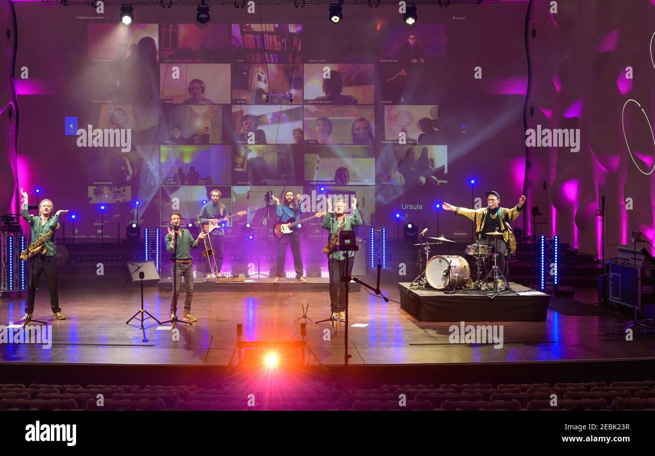 Potsdam, Deutschland. Februar 2021, 12th. Die Berliner Band 'Make A Move' spielt live auf der Bühne im Nikolaisaal bei einem interaktiven Zoom-Konzert. Da aufgrund der Corona-Vorschriften keine Veranstaltungen mit Zuschauern in der Lockdown stattfinden können, werden seit dem 15,01.2021 jeden Freitag um 8pm Uhr Live-Konzerte in der Großen Halle gestreamt. Zuschauer können sich über Zoom anmelden, die Kamera einschalten, Eindrücke teilen oder während der Show Fragen der Künstler stellen. Für alle Konzerte kann ein freiwilliger Eintrittspreis bezahlt werden. Quelle: Soeren Stache/dpa-Zentralbild/dpa/Alamy Live News Stockfoto