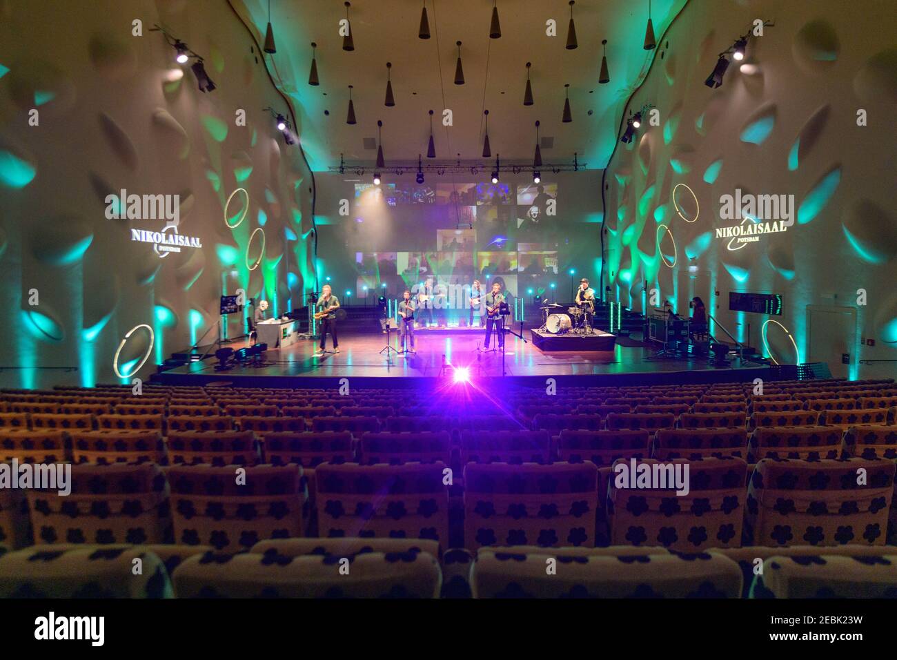 Potsdam, Deutschland. Februar 2021, 12th. Die Berliner Band 'Make A Move' spielt live auf der Bühne im Nikolaisaal bei einem interaktiven Zoom-Konzert. Da aufgrund der Corona-Vorschriften keine Veranstaltungen mit Zuschauern in der Lockdown stattfinden können, werden seit dem 15,01.2021 jeden Freitag um 8pm Uhr Live-Konzerte in der Großen Halle gestreamt. Zuschauer können sich über Zoom anmelden, die Kamera einschalten, Eindrücke teilen oder während der Show Fragen der Künstler stellen. Für alle Konzerte kann ein freiwilliger Eintrittspreis bezahlt werden. Quelle: Soeren Stache/dpa-Zentralbild/dpa/Alamy Live News Stockfoto