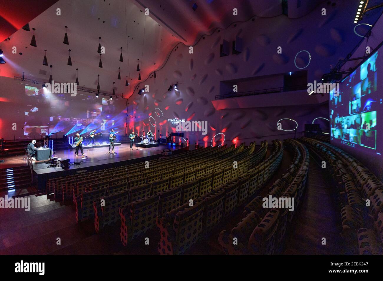 Potsdam, Deutschland. Februar 2021, 12th. Die Berliner Band 'Make A Move' spielt live auf der Bühne im Nikolaisaal bei einem interaktiven Zoom-Konzert. Da aufgrund der Corona-Vorschriften keine Veranstaltungen mit Zuschauern in der Lockdown stattfinden können, werden seit dem 15,01.2021 jeden Freitag um 8pm Uhr Live-Konzerte in der Großen Halle gestreamt. Zuschauer können sich über Zoom anmelden, die Kamera einschalten, Eindrücke teilen oder während der Show Fragen der Künstler stellen. Für alle Konzerte kann ein freiwilliger Eintrittspreis bezahlt werden. Quelle: Soeren Stache/dpa-Zentralbild/dpa/Alamy Live News Stockfoto