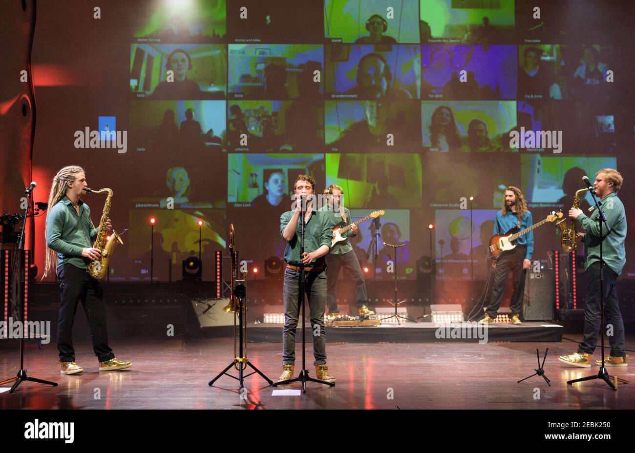 Potsdam, Deutschland. Februar 2021, 12th. Die Berliner Band 'Make A Move' spielt live auf der Bühne im Nikolaisaal bei einem interaktiven Zoom-Konzert. Da aufgrund der Corona-Vorschriften keine Veranstaltungen mit Zuschauern in der Lockdown stattfinden können, werden seit dem 15,01.2021 jeden Freitag um 8pm Uhr Live-Konzerte in der Großen Halle gestreamt. Zuschauer können sich über Zoom anmelden, die Kamera einschalten, Eindrücke teilen oder während der Show Fragen der Künstler stellen. Für alle Konzerte kann ein freiwilliger Eintrittspreis bezahlt werden. Quelle: Soeren Stache/dpa-Zentralbild/dpa/Alamy Live News Stockfoto