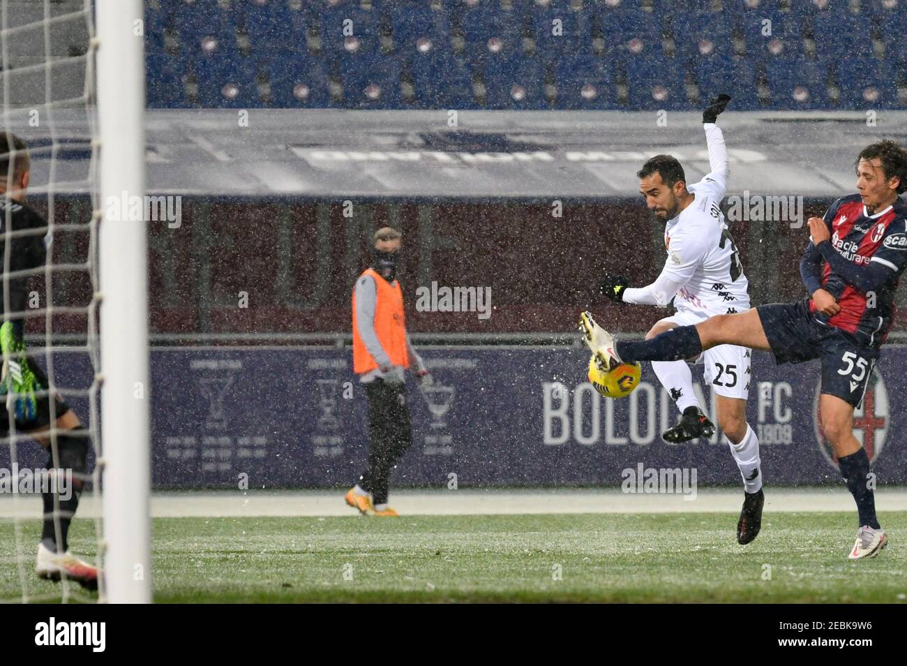 Renato Dall&#39;Ara Stadion, Bologna, Italien, 12 Feb 2021, Dreharbeiten von Marco Sau (Benevento Calcio) während Bologna FC vs Benevento Calcio, Italienische Fußball Serie A Spiel - Foto Alessio Marini / LM Stockfoto