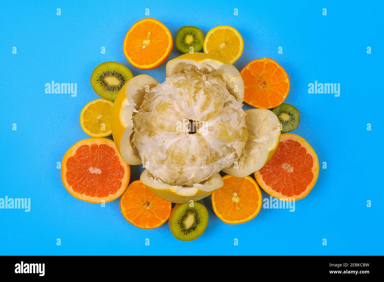 Zitrusfrüchte Hintergrund Orange Zitrone Grapefruit Mandarin Kiwi. Flatlay-Komposition Stockfoto