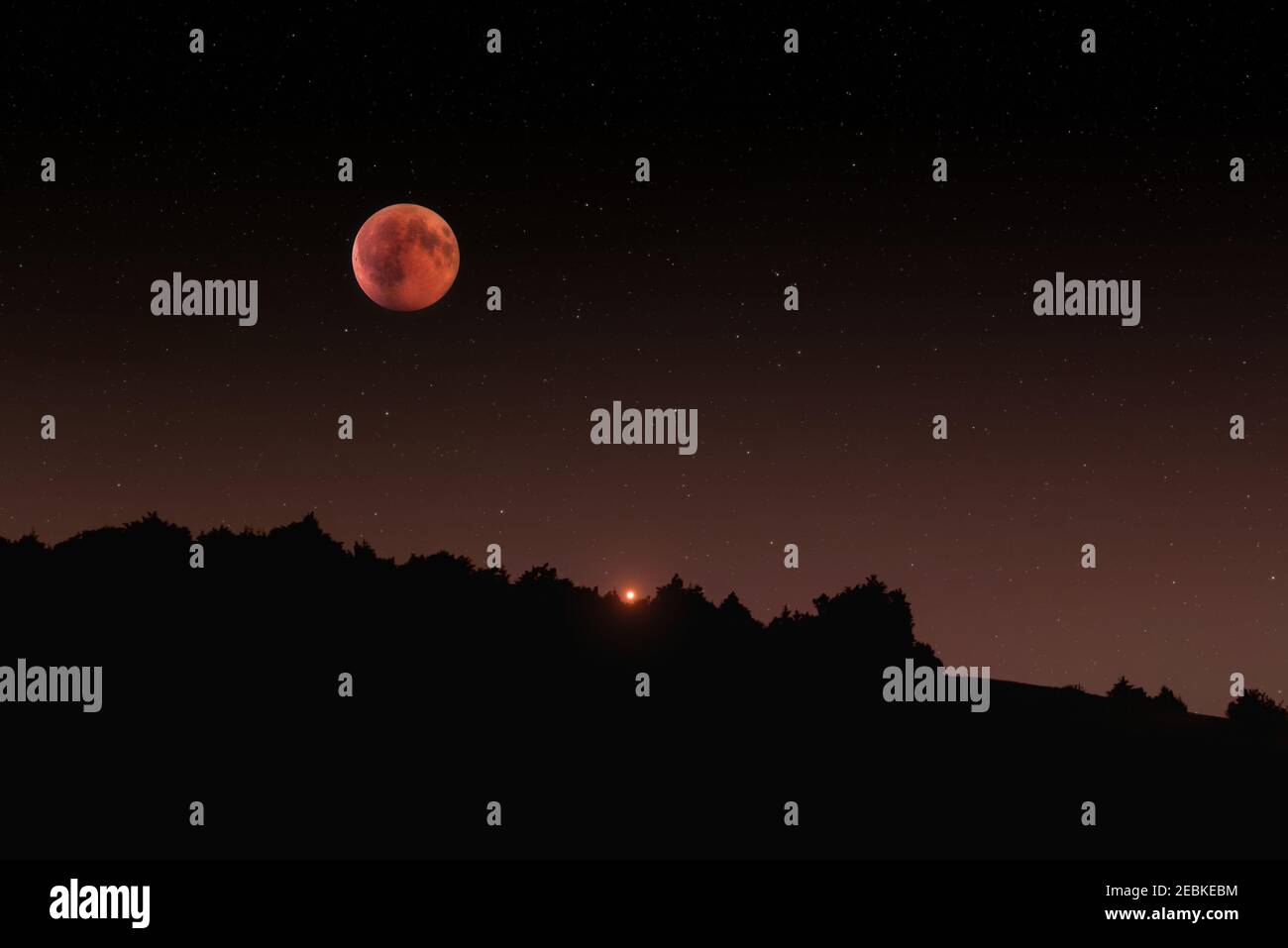 Längste totale Mondfinsternis und Opposition des Mars, Blutmond 2018. Stockfoto