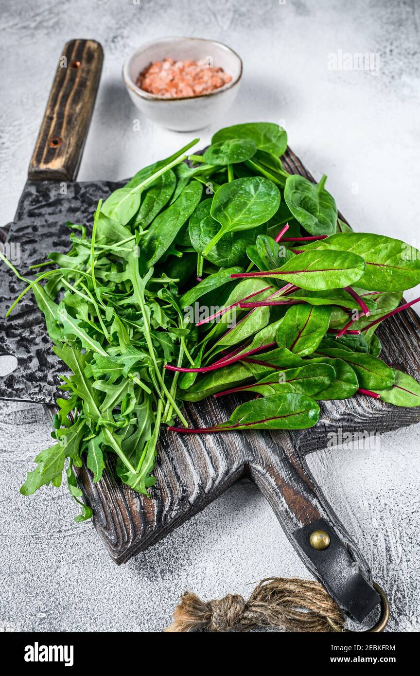 Frisches gemischtes Gemüse, Spinat, mangold und Rucola. Weißer Hintergrund. Draufsicht Stockfoto