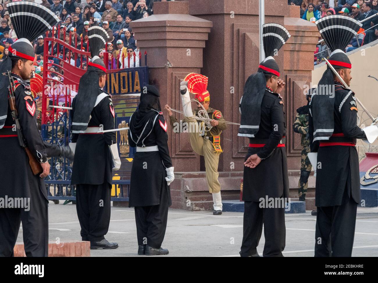 Die Absenkung der Flaggen-Zeremonie an der Wagah-Grenze, Punjab, Pakistan Stockfoto