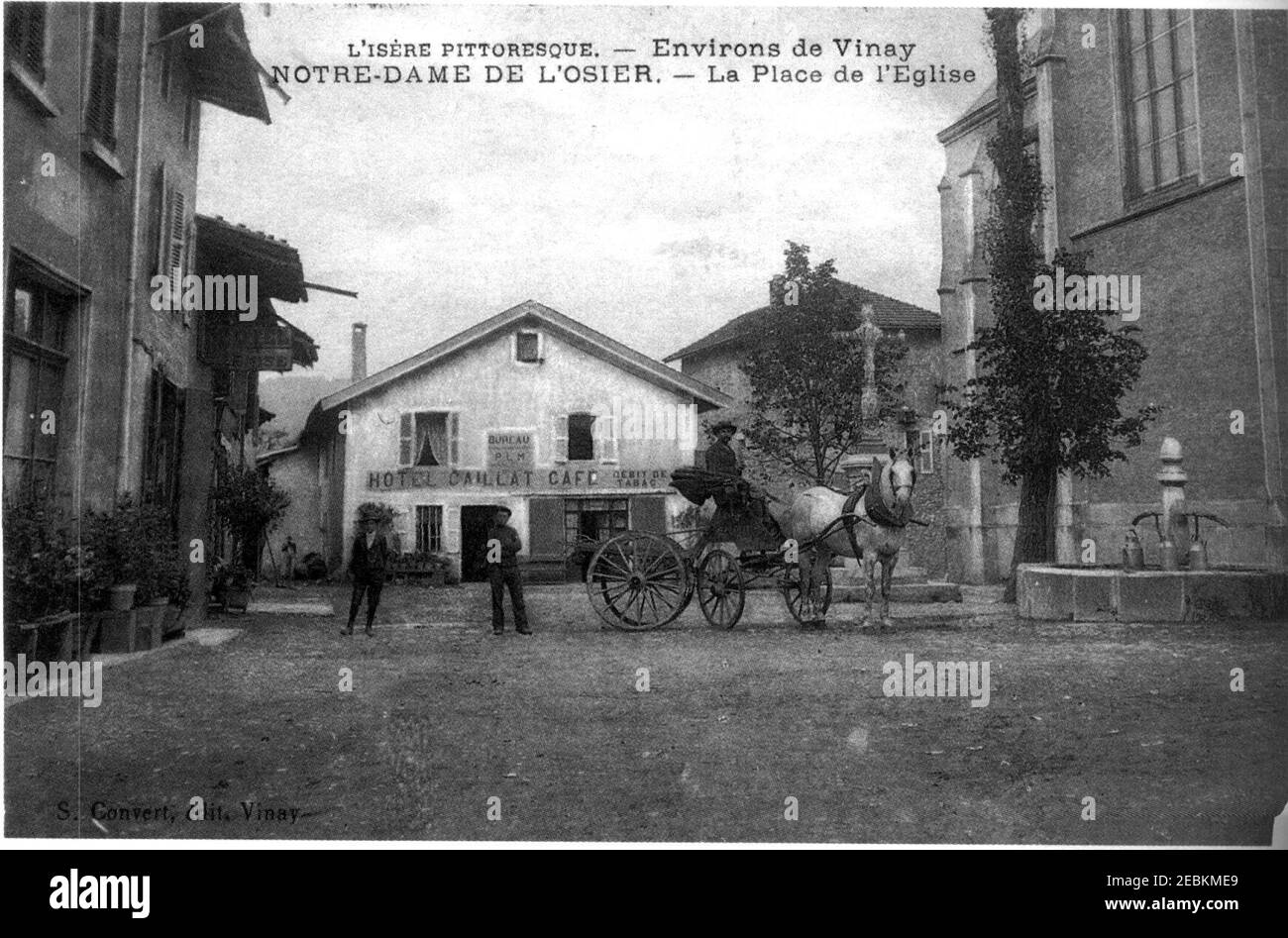 Notre-Dame-de-l'Osier, la Place de l'église en 1909, p146 de L'Isère les 533 communes - S Convert éditeur à Vinay. Stockfoto