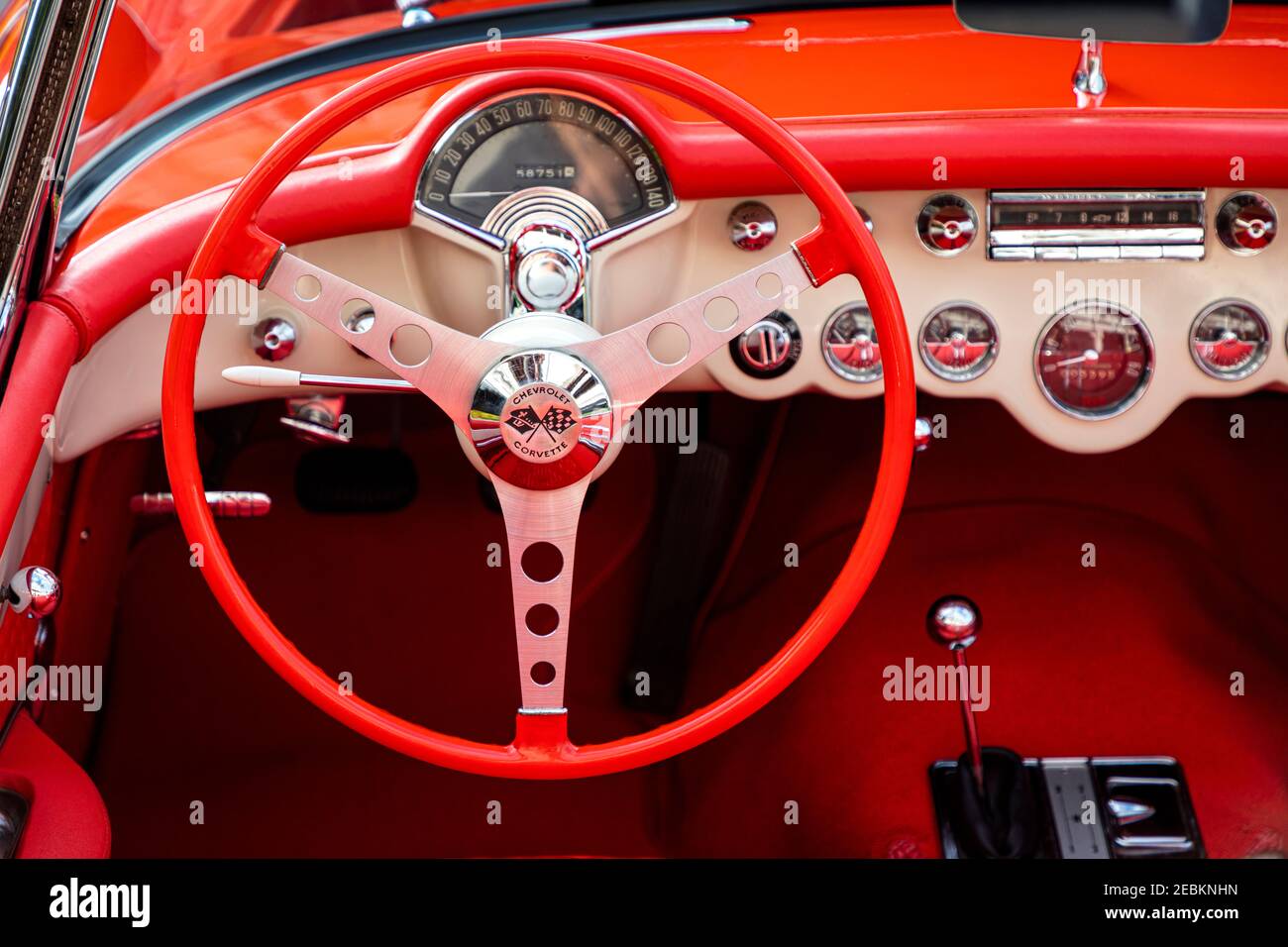 1957 orange Chevrolet Corvette Innenraum auf der Ausstellung "Cars on Fifth" - Naples, Florida, USA Stockfoto