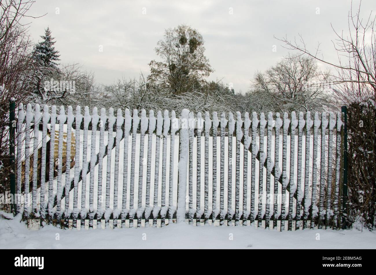 Verschneite Gartentor im Winter Stockfoto